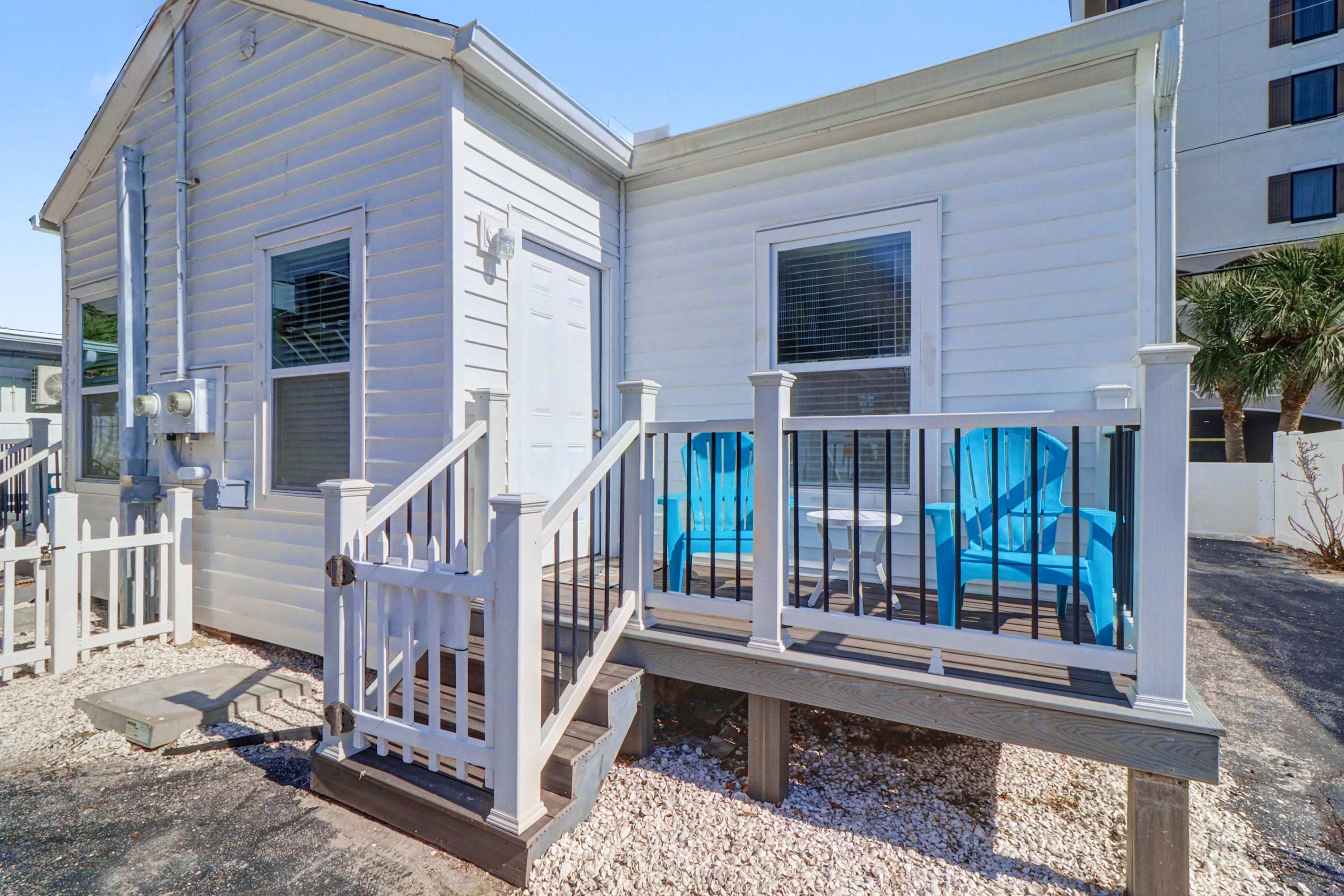Updated duplex with AC full kitchen and washer dryer walk to beach bars dining