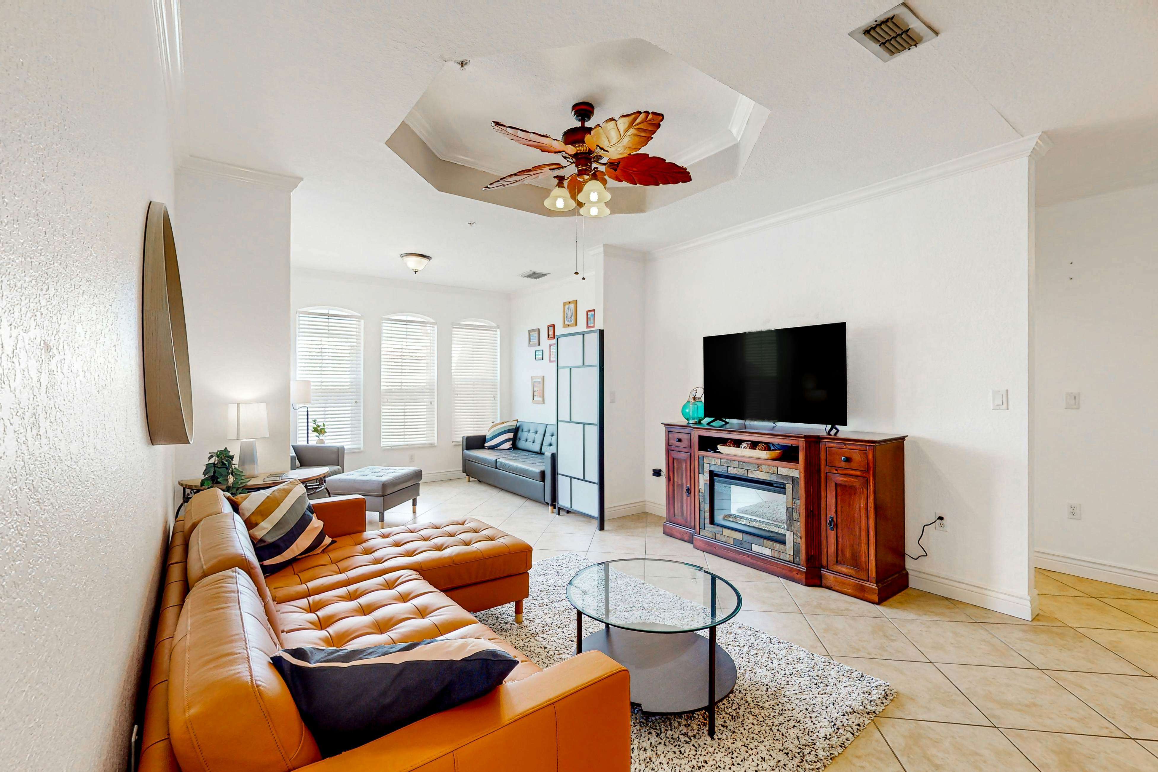 Snowbird-friendly condo with pool, hot tub, sauna, fitness room & on-site tennis