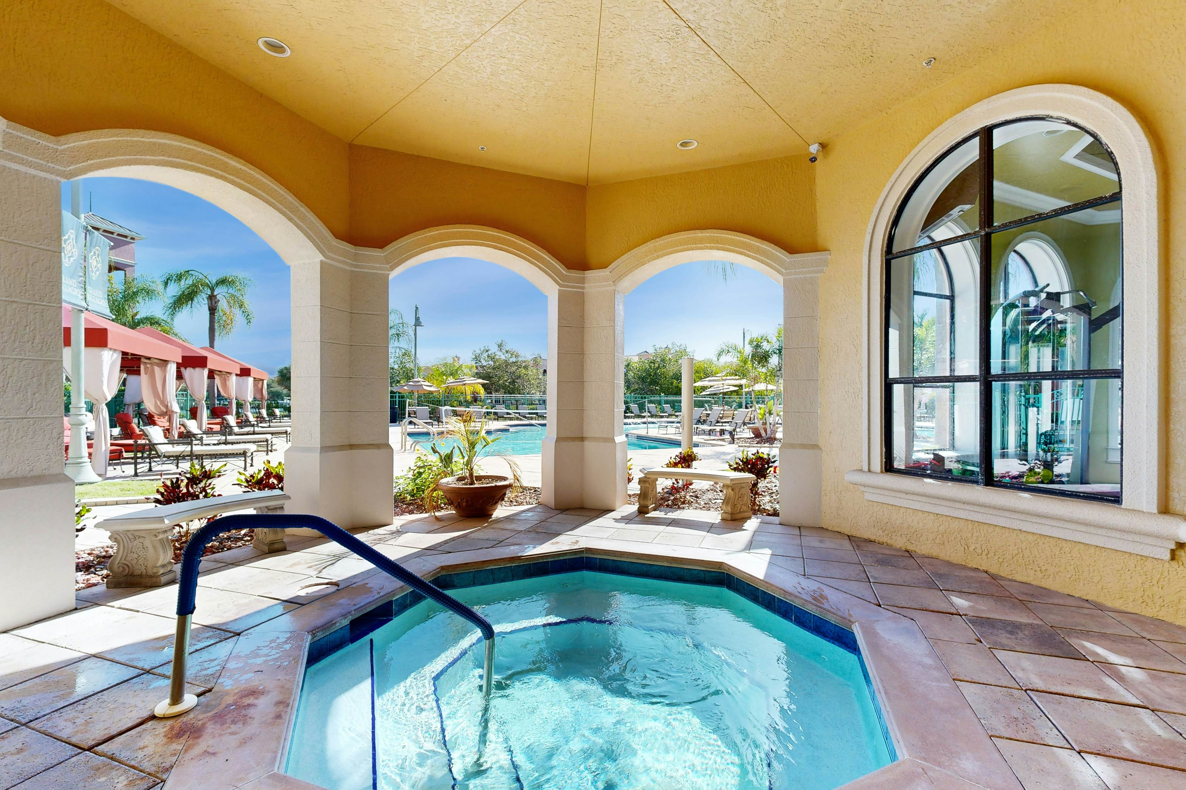 Snowbird-friendly condo with pool, hot tub, sauna, fitness room & on-site tennis