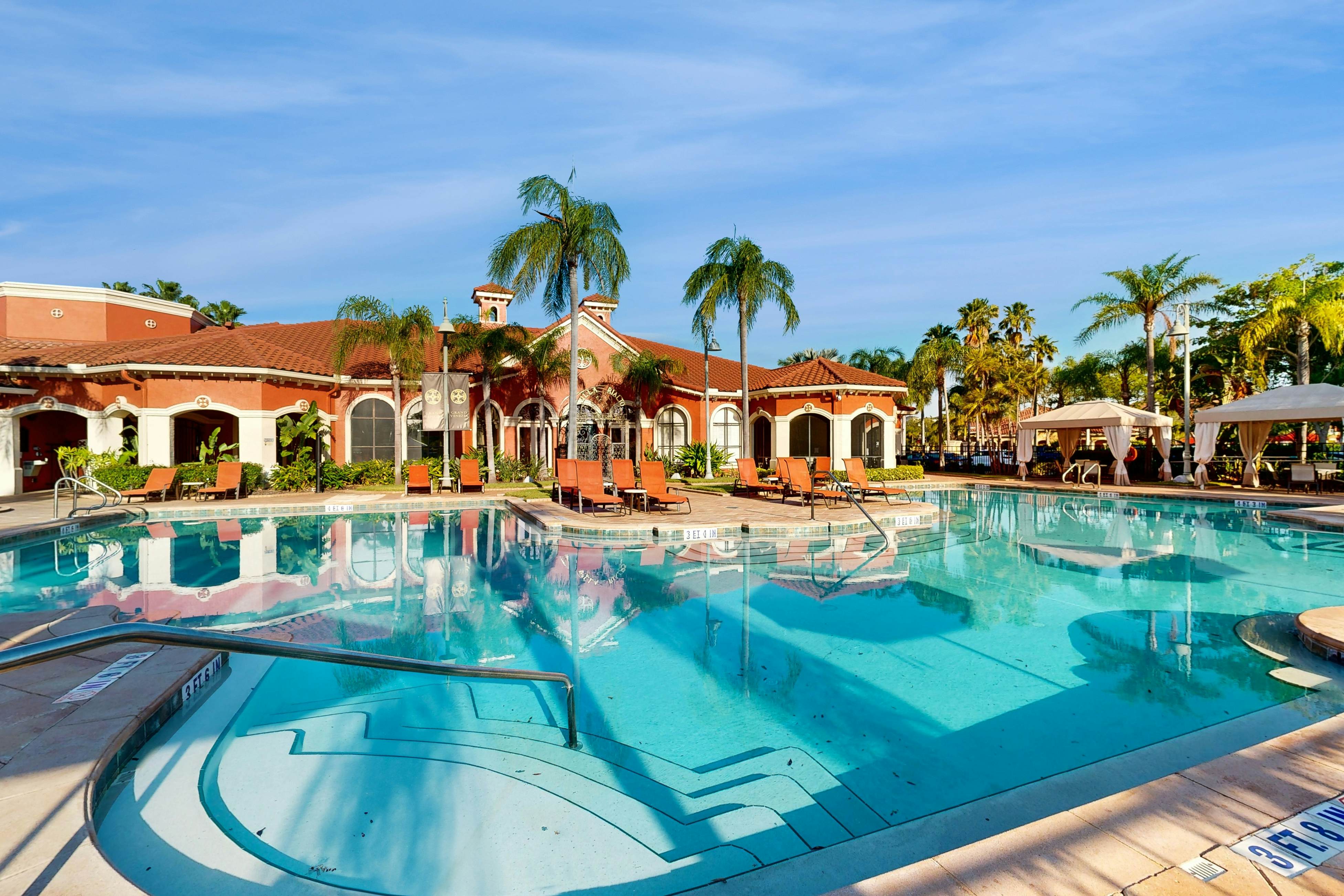 Snowbird-friendly condo with pool, hot tub, sauna, fitness room & on-site tennis