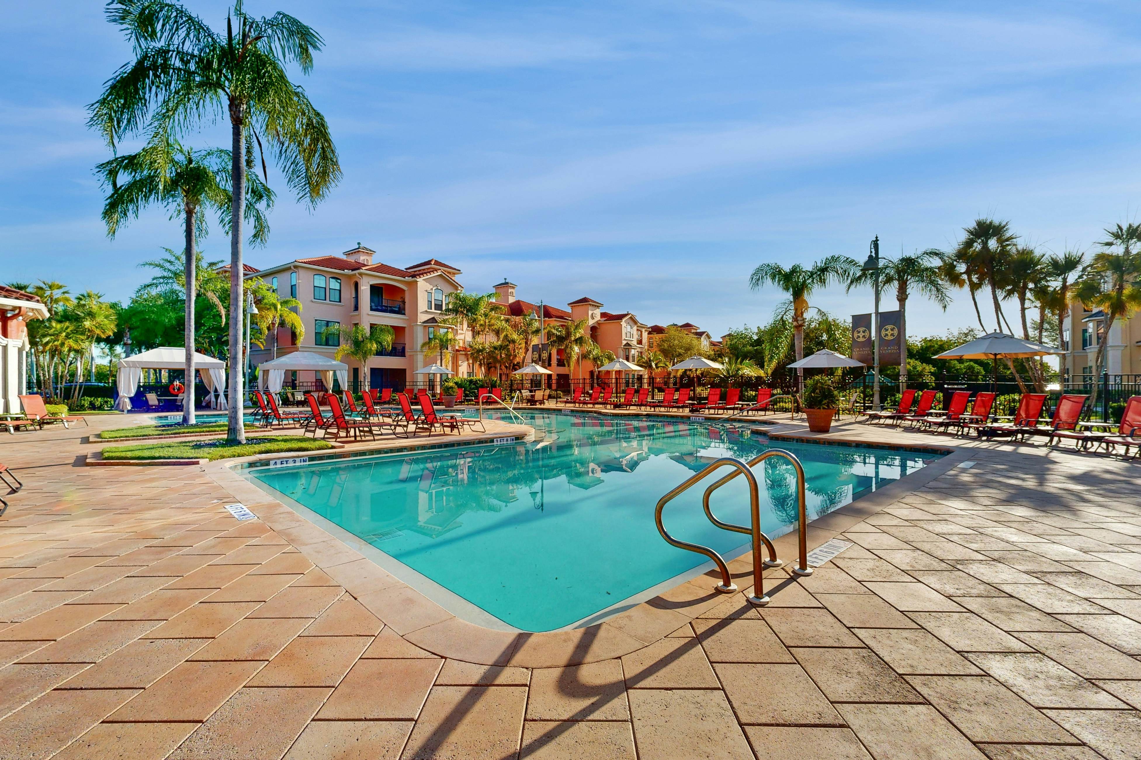 Snowbird-friendly condo with pool, hot tub, sauna, fitness room & on-site tennis