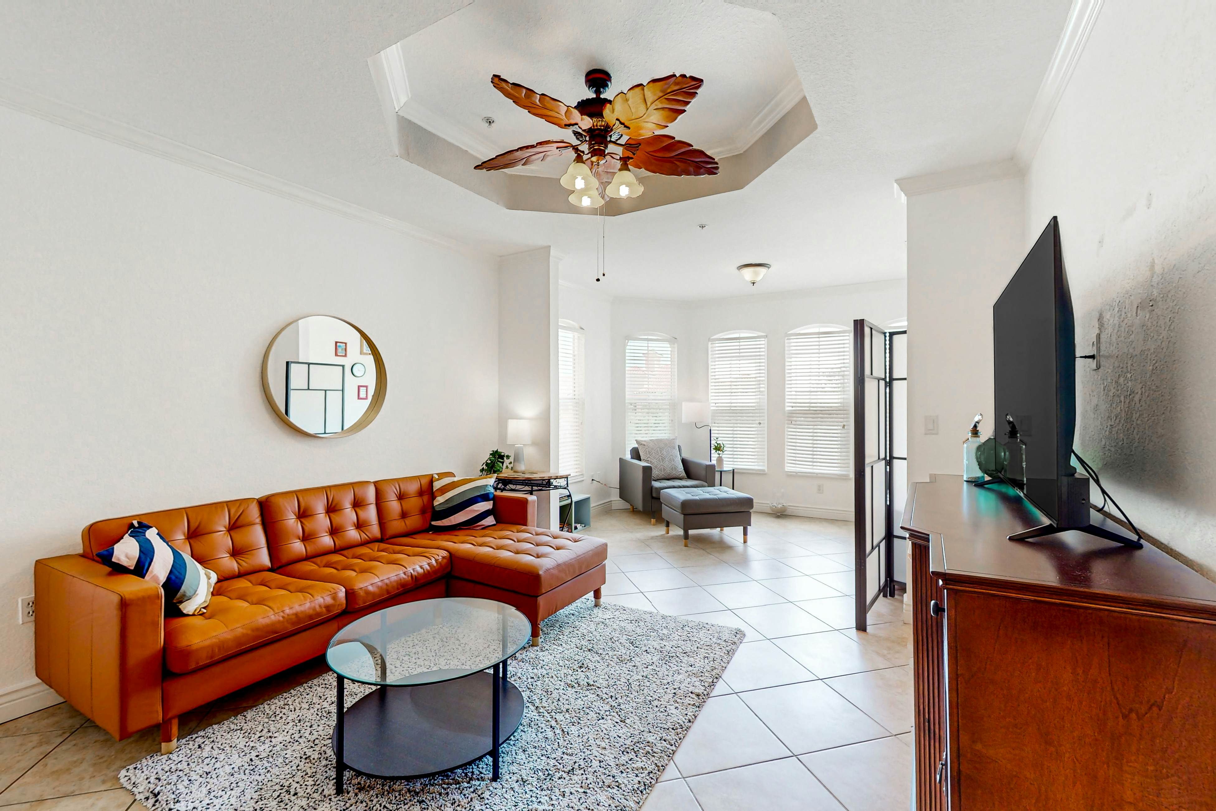 Snowbird-friendly condo with pool, hot tub, sauna, fitness room & on-site tennis