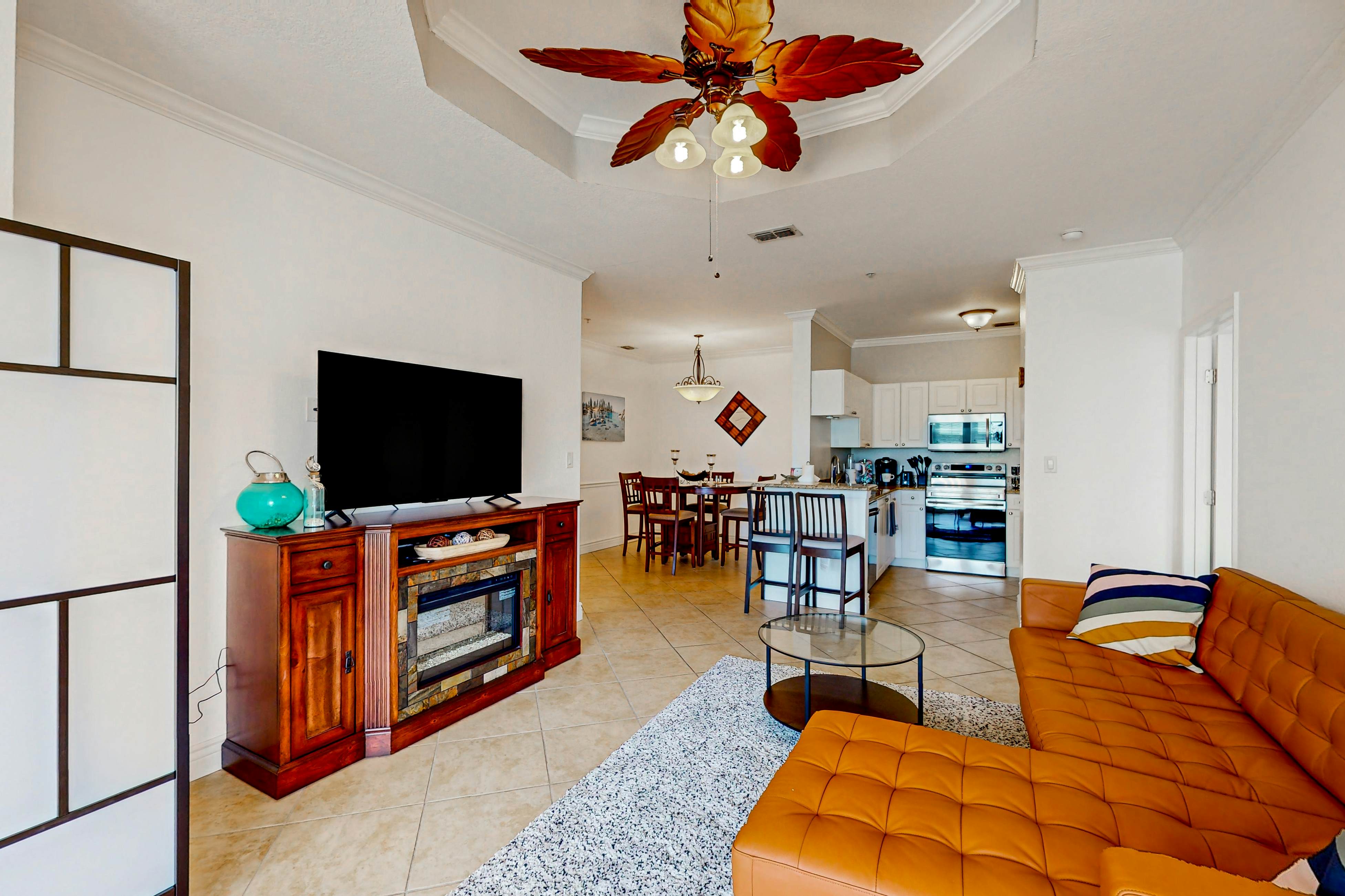 Snowbird-friendly condo with pool, hot tub, sauna, fitness room & on-site tennis