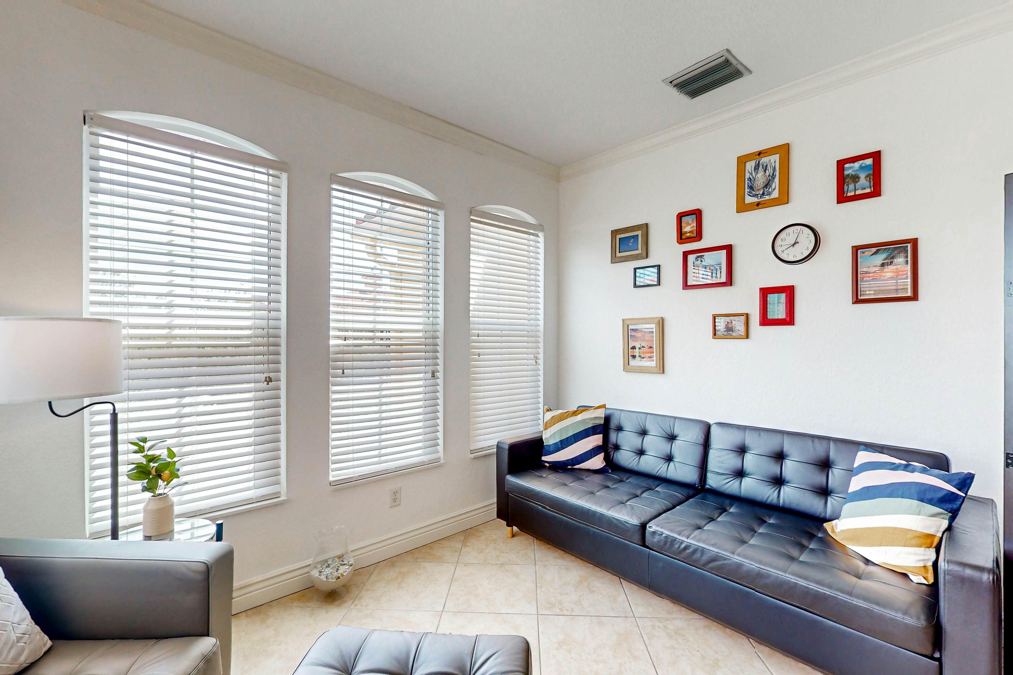 Snowbird-friendly condo with pool, hot tub, sauna, fitness room & on-site tennis