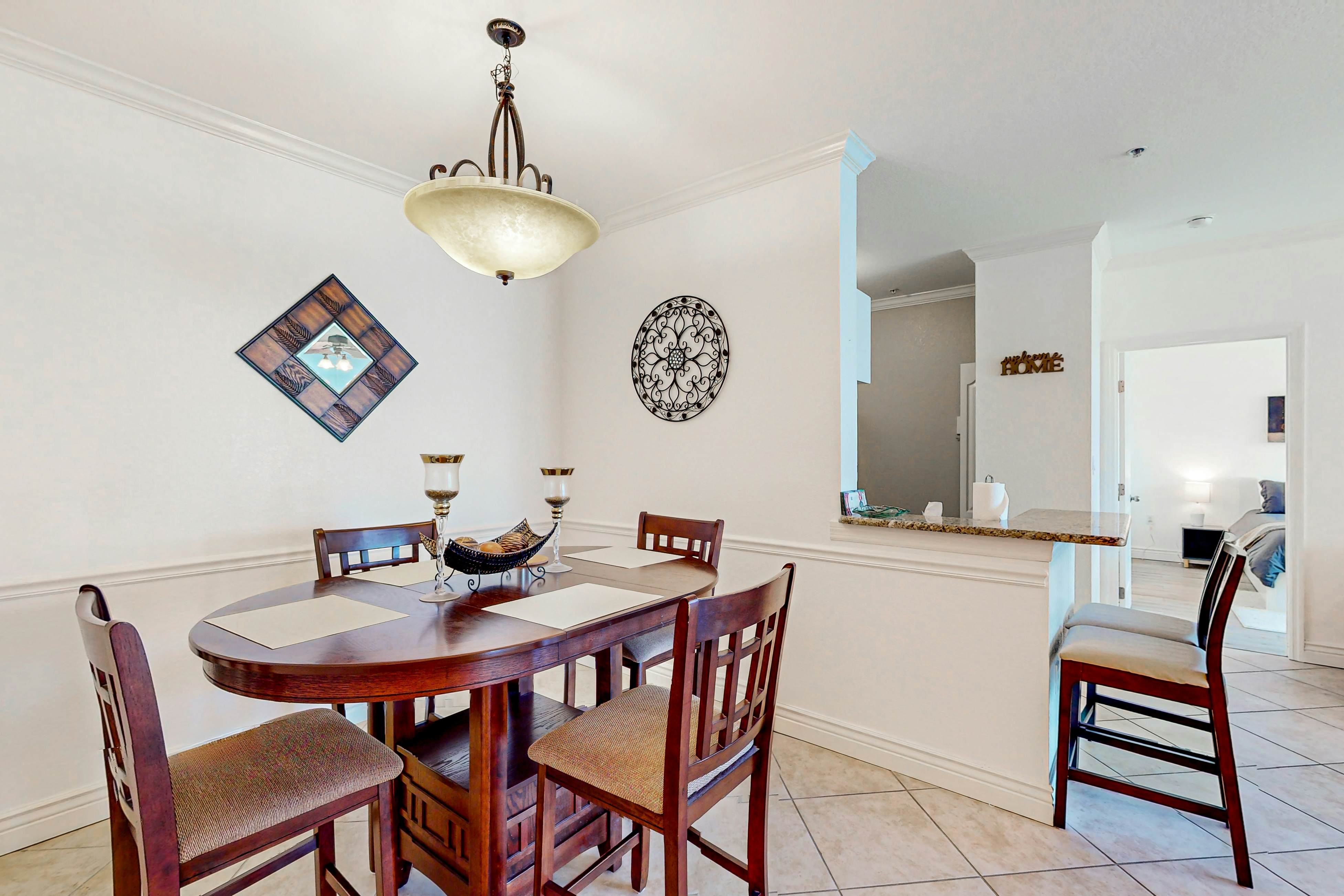 Snowbird-friendly condo with pool, hot tub, sauna, fitness room & on-site tennis