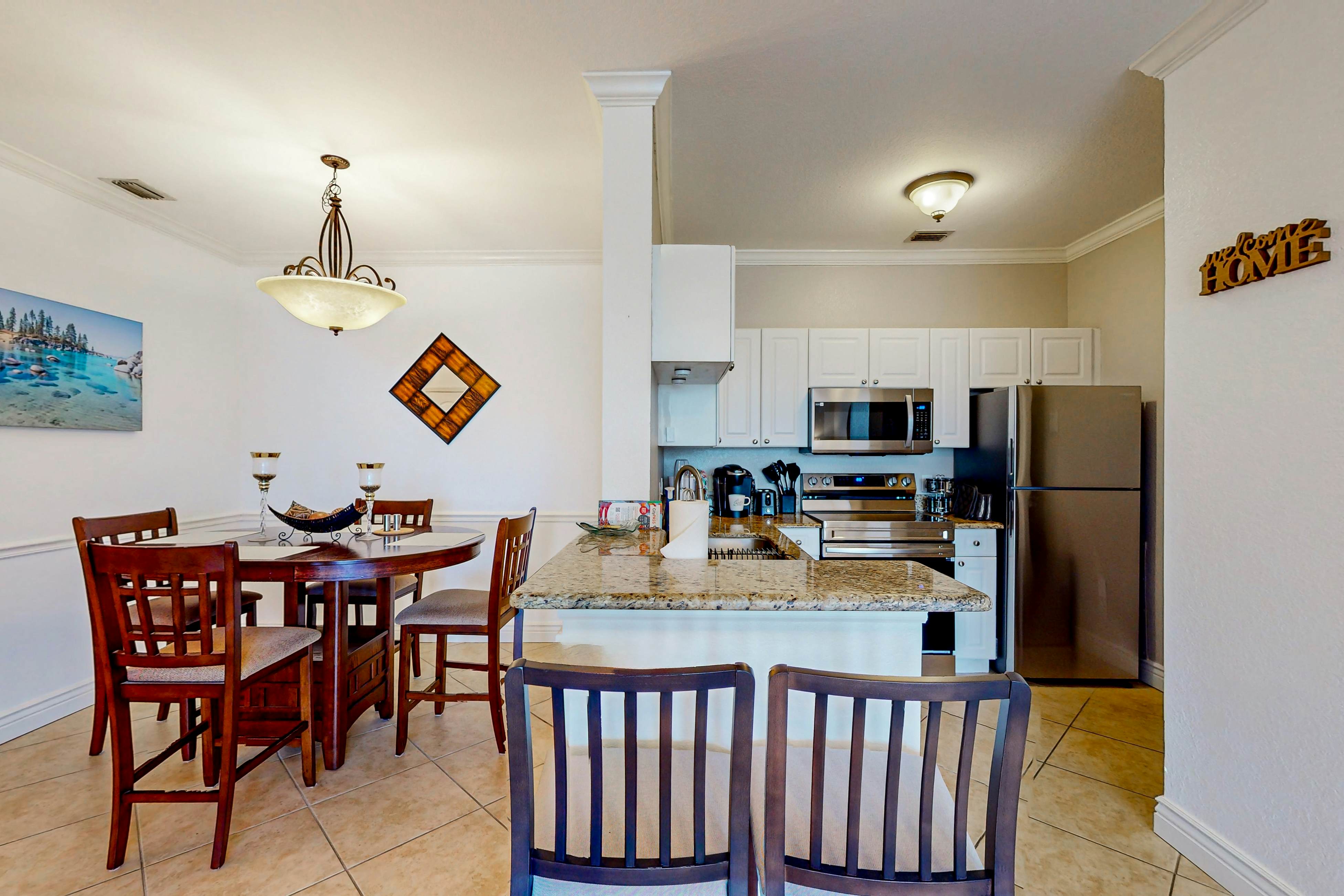 Snowbird-friendly condo with pool, hot tub, sauna, fitness room & on-site tennis