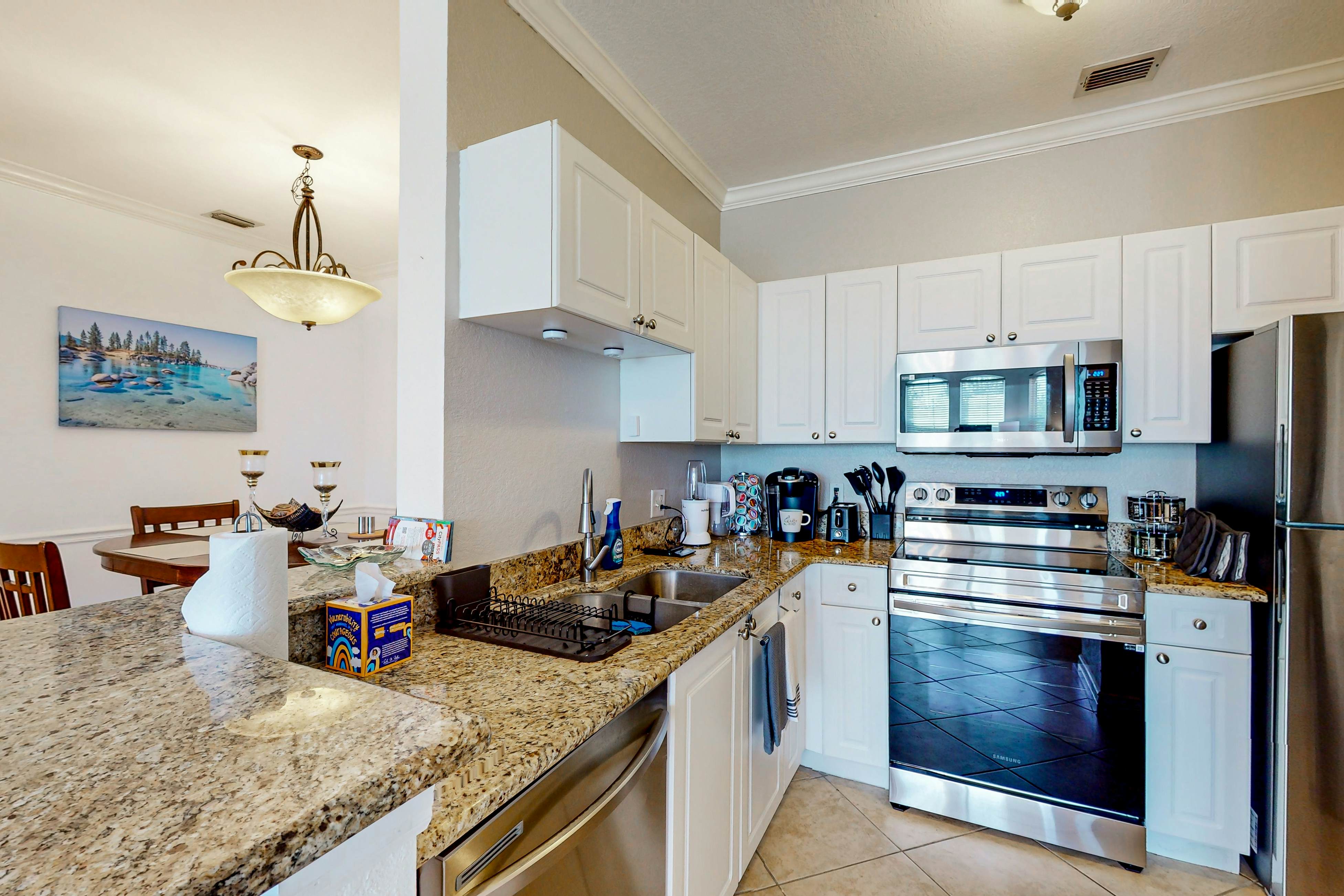 Snowbird-friendly condo with pool, hot tub, sauna, fitness room & on-site tennis