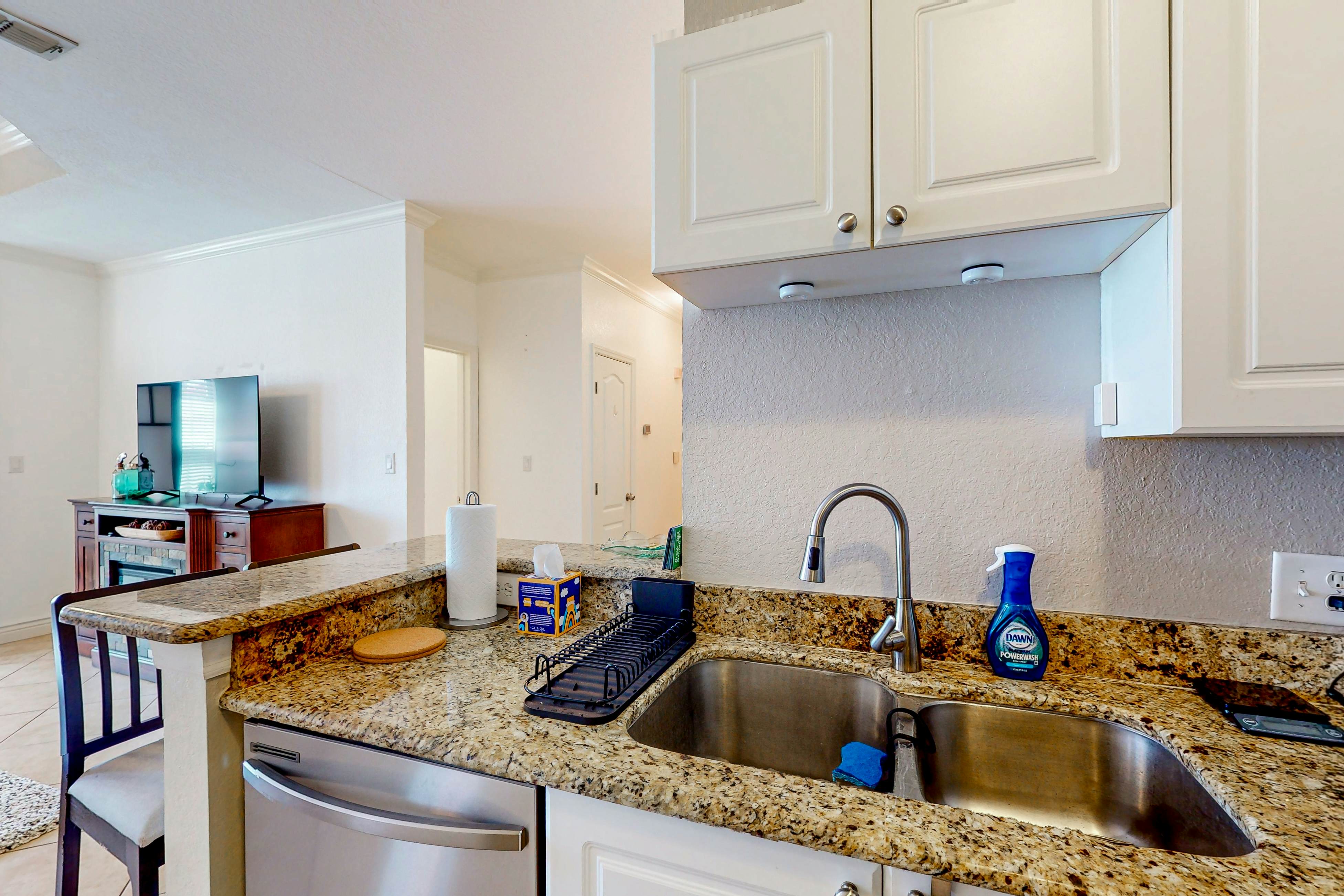 Snowbird-friendly condo with pool, hot tub, sauna, fitness room & on-site tennis