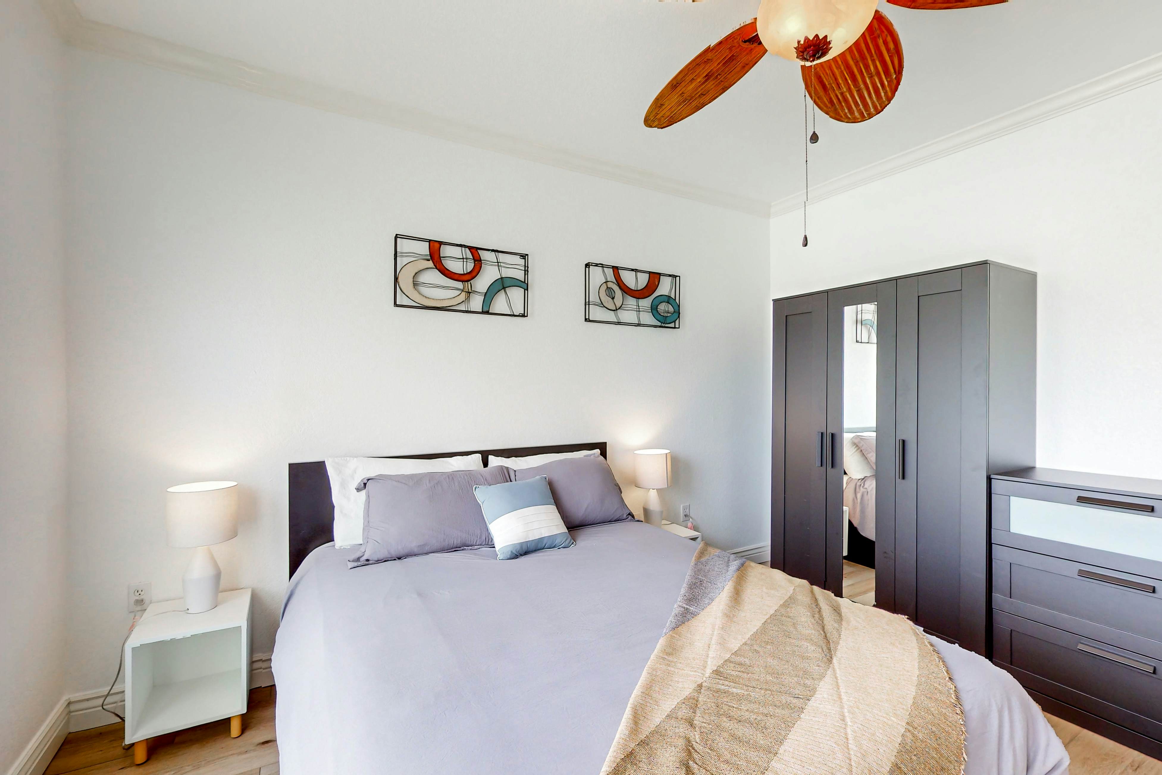 Snowbird-friendly condo with pool, hot tub, sauna, fitness room & on-site tennis