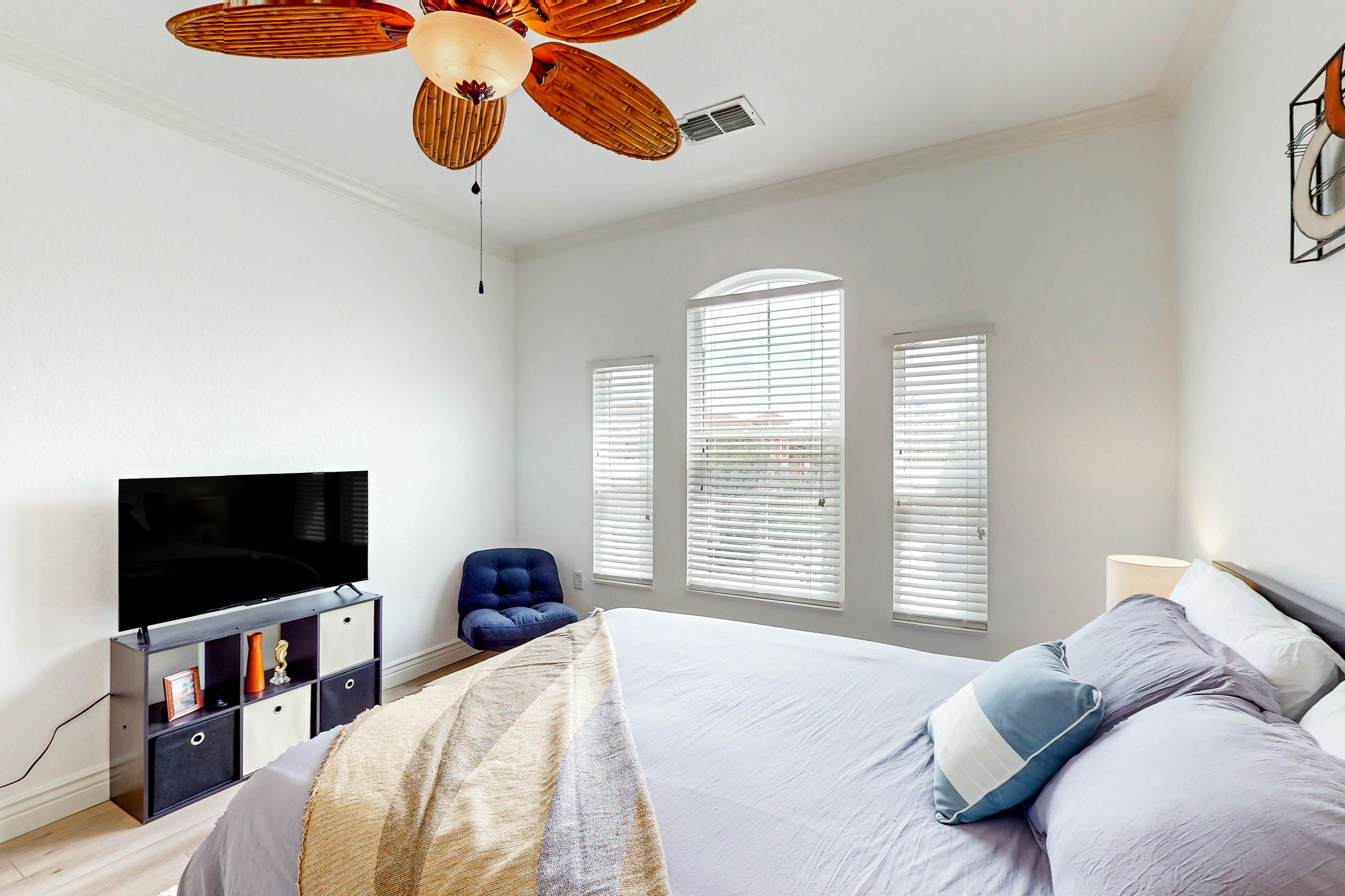 Snowbird-friendly condo with pool, hot tub, sauna, fitness room & on-site tennis