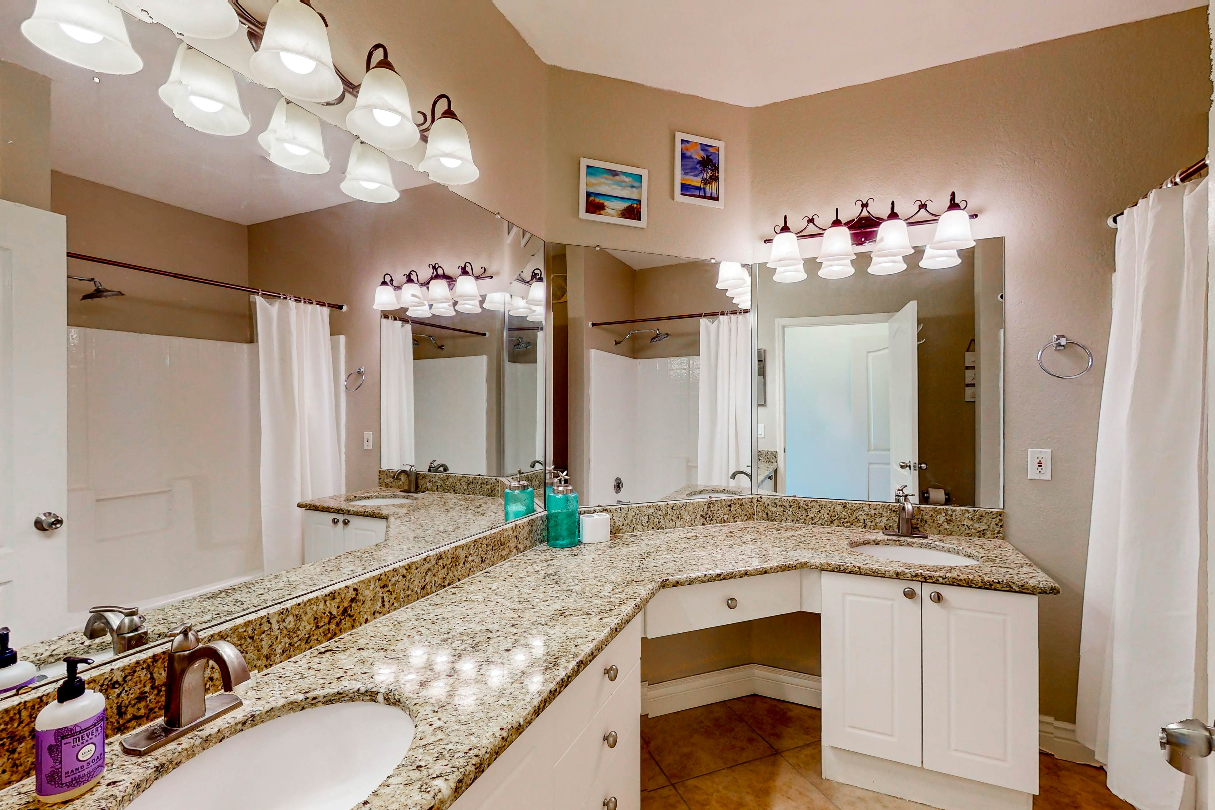 Snowbird-friendly condo with pool, hot tub, sauna, fitness room & on-site tennis