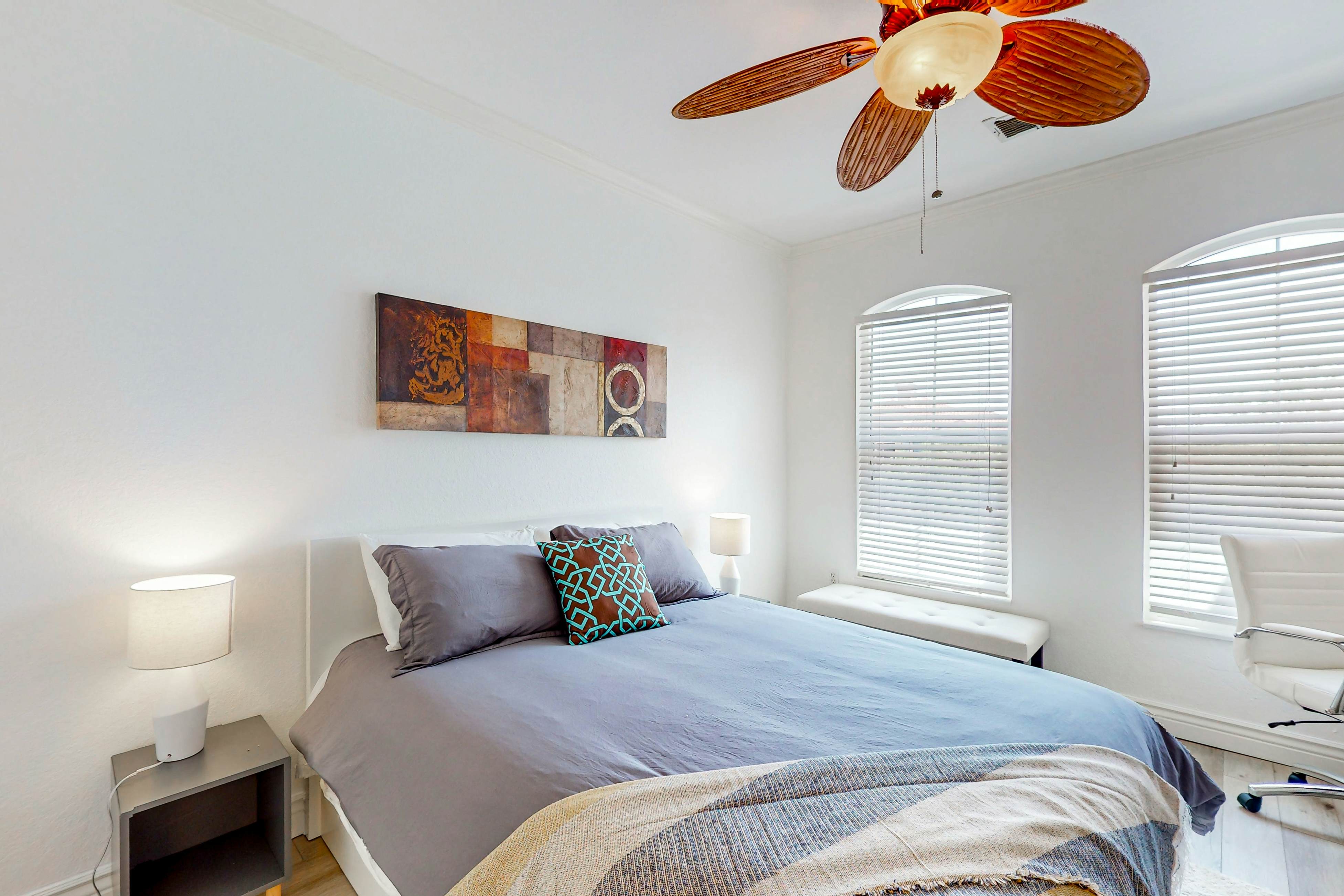 Snowbird-friendly condo with pool, hot tub, sauna, fitness room & on-site tennis