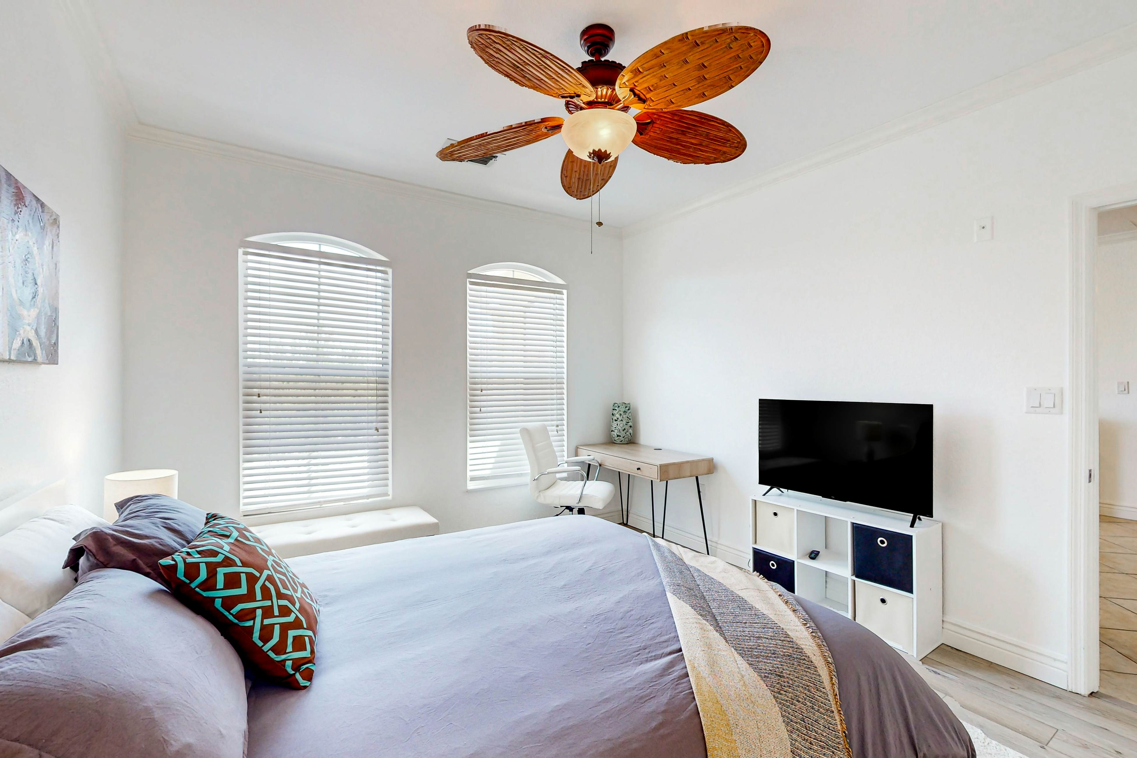 Snowbird-friendly condo with pool, hot tub, sauna, fitness room & on-site tennis