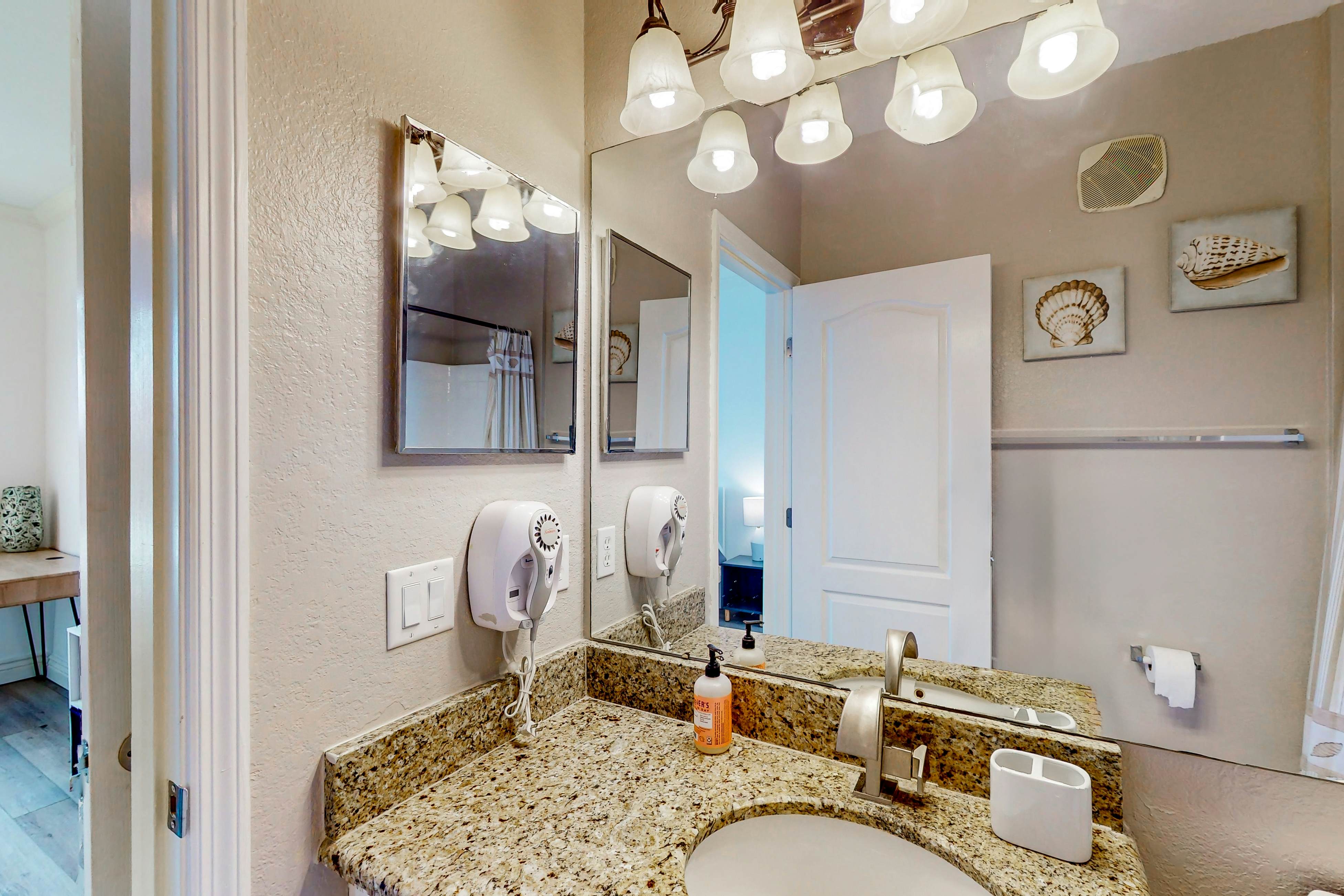 Snowbird-friendly condo with pool, hot tub, sauna, fitness room & on-site tennis