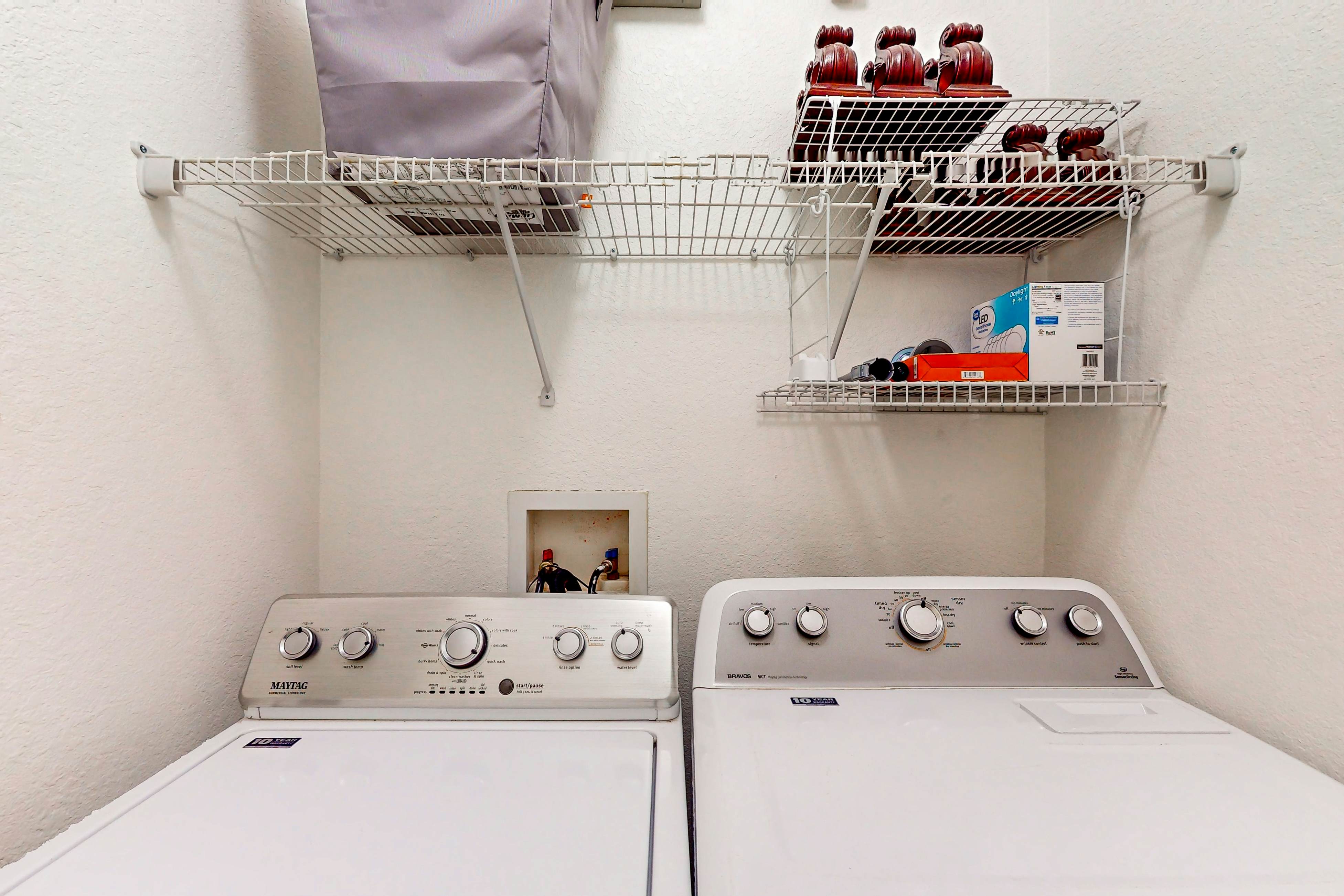 Snowbird-friendly condo with pool, hot tub, sauna, fitness room & on-site tennis