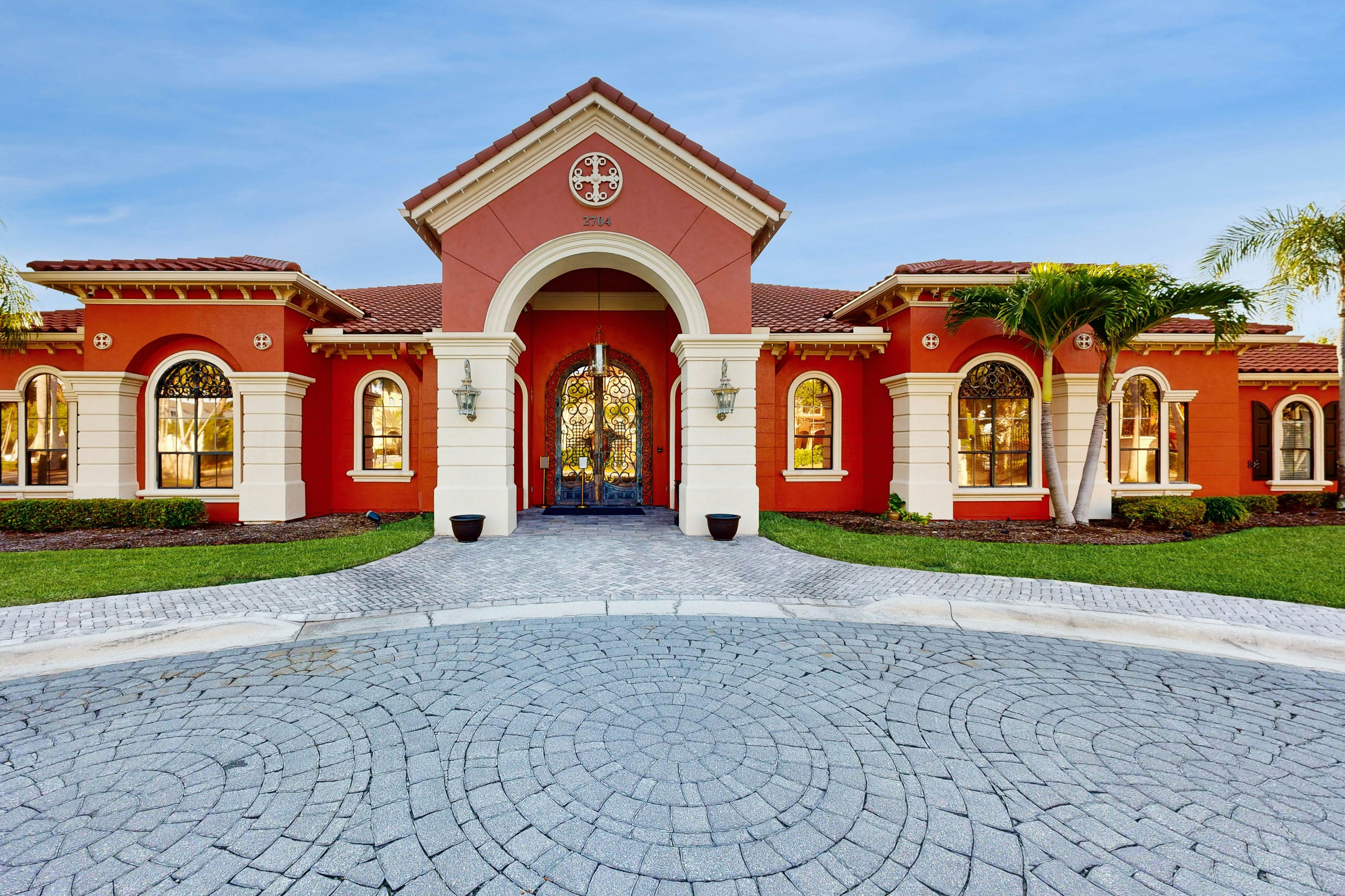 Snowbird-friendly condo with pool, hot tub, sauna, fitness room & on-site tennis