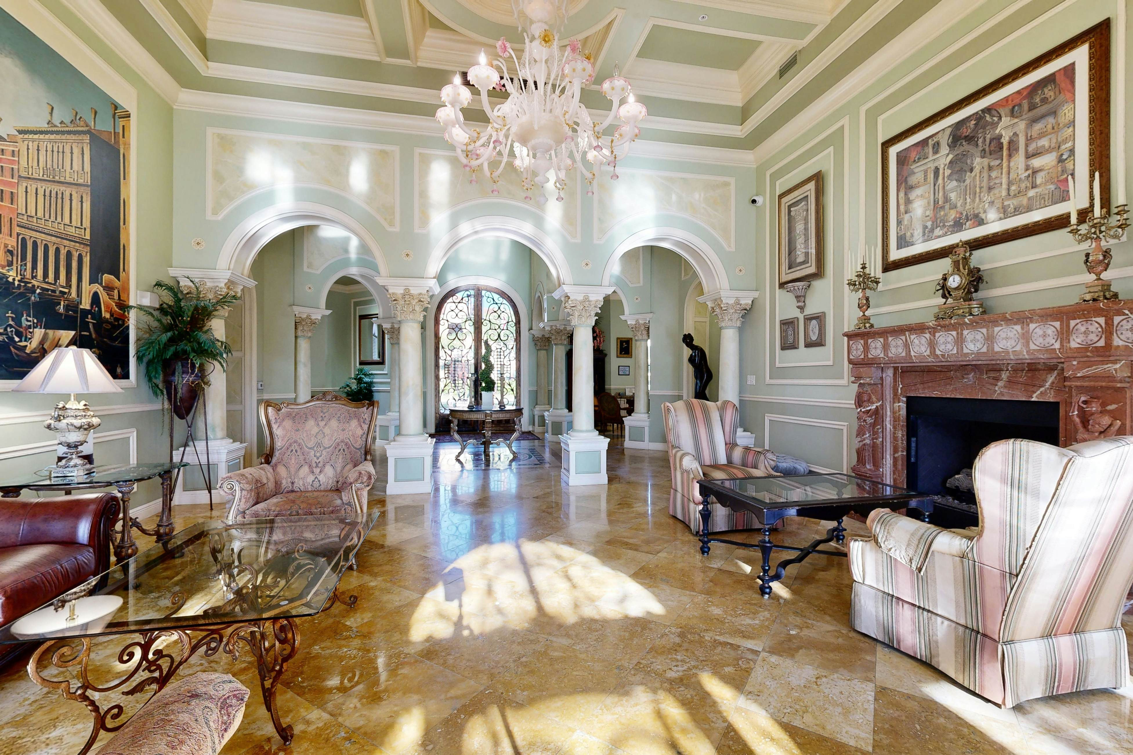 Snowbird-friendly condo with pool, hot tub, sauna, fitness room & on-site tennis