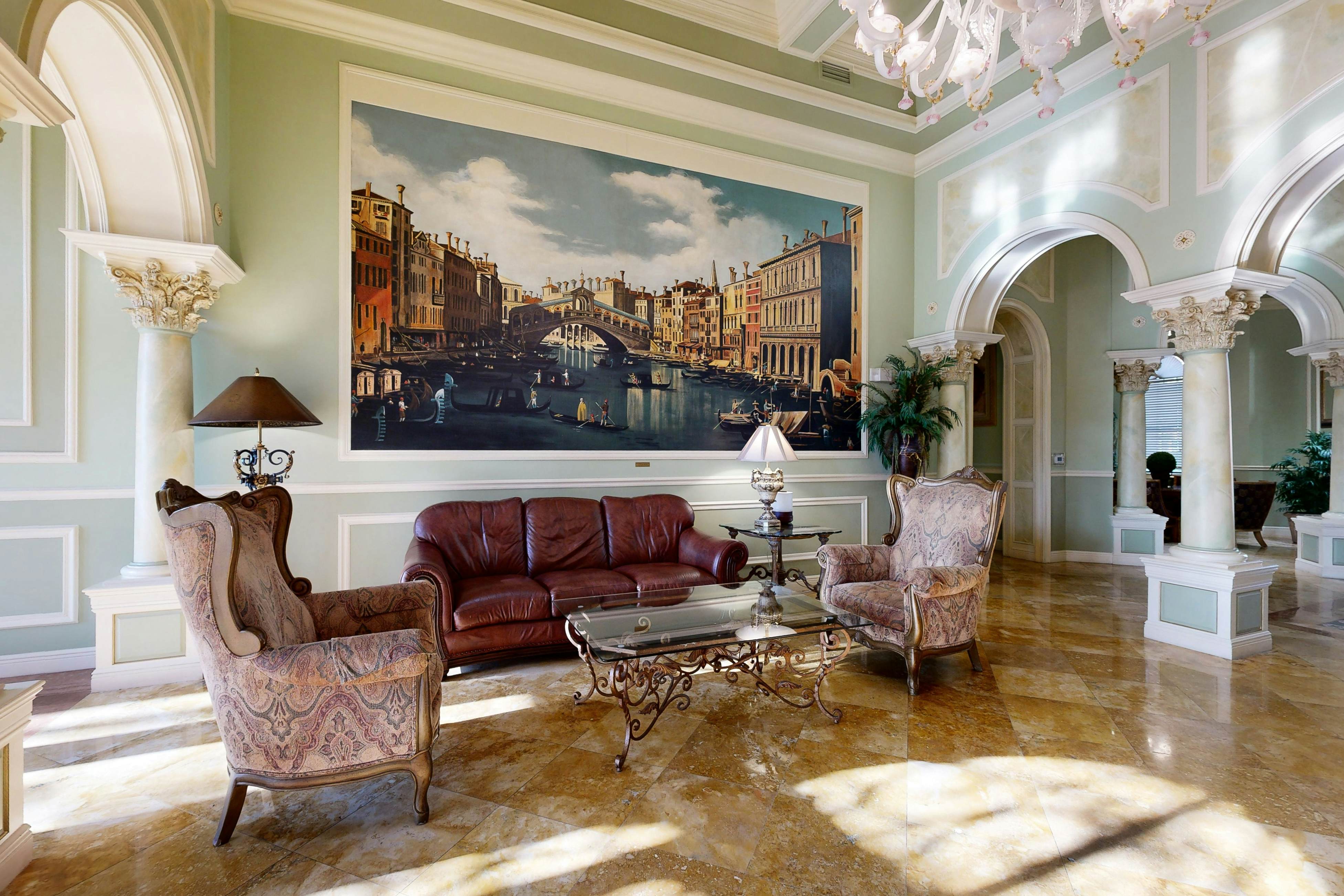 Snowbird-friendly condo with pool, hot tub, sauna, fitness room & on-site tennis