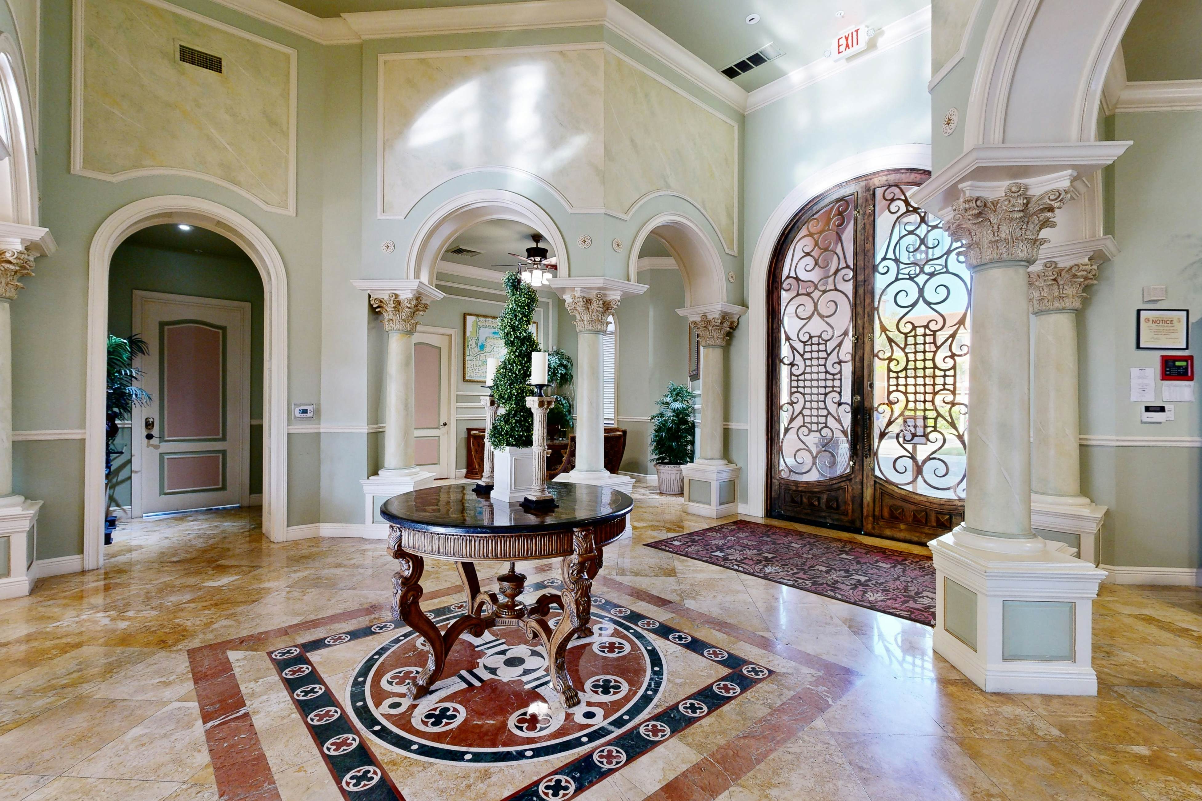 Snowbird-friendly condo with pool, hot tub, sauna, fitness room & on-site tennis