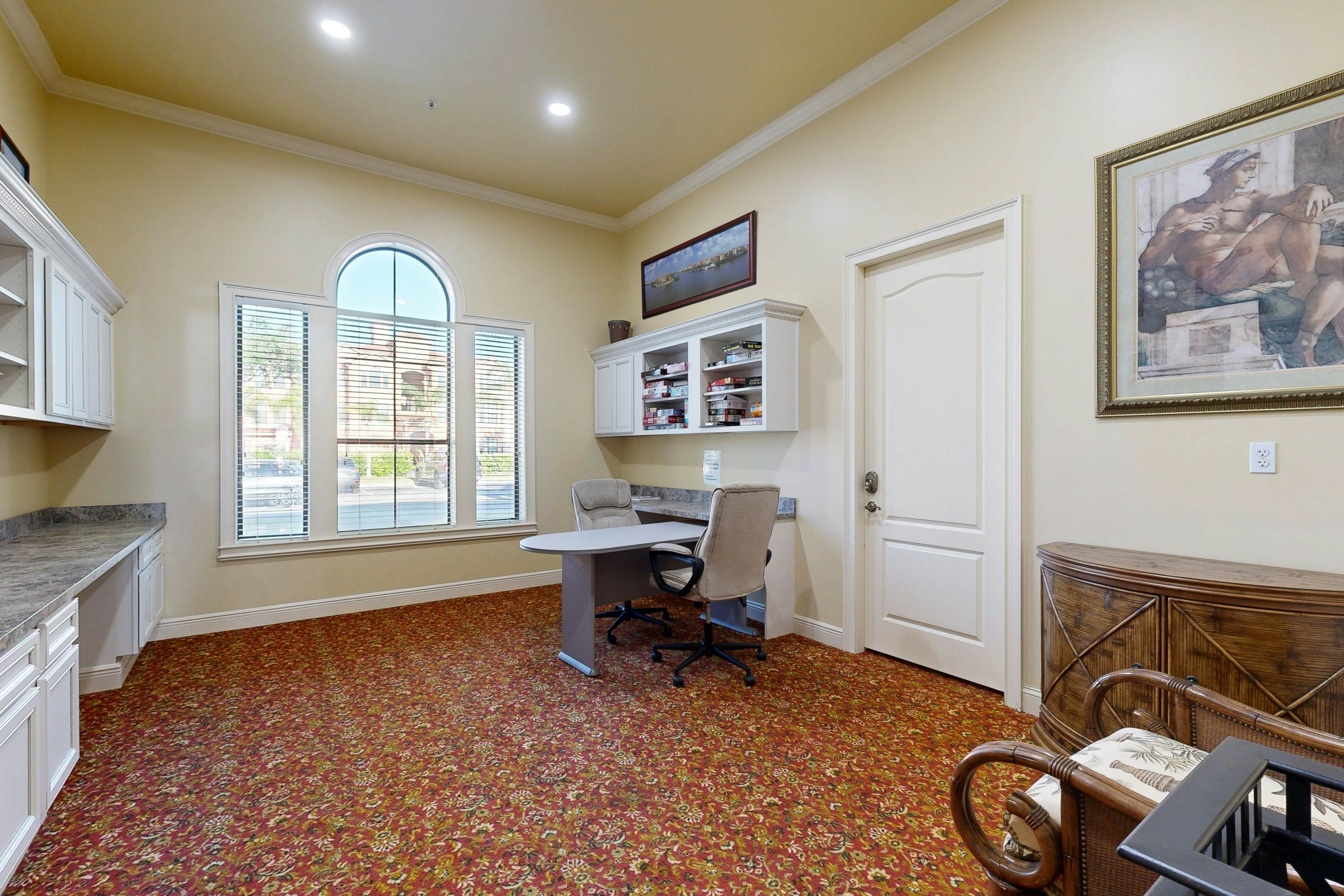 Snowbird-friendly condo with pool, hot tub, sauna, fitness room & on-site tennis