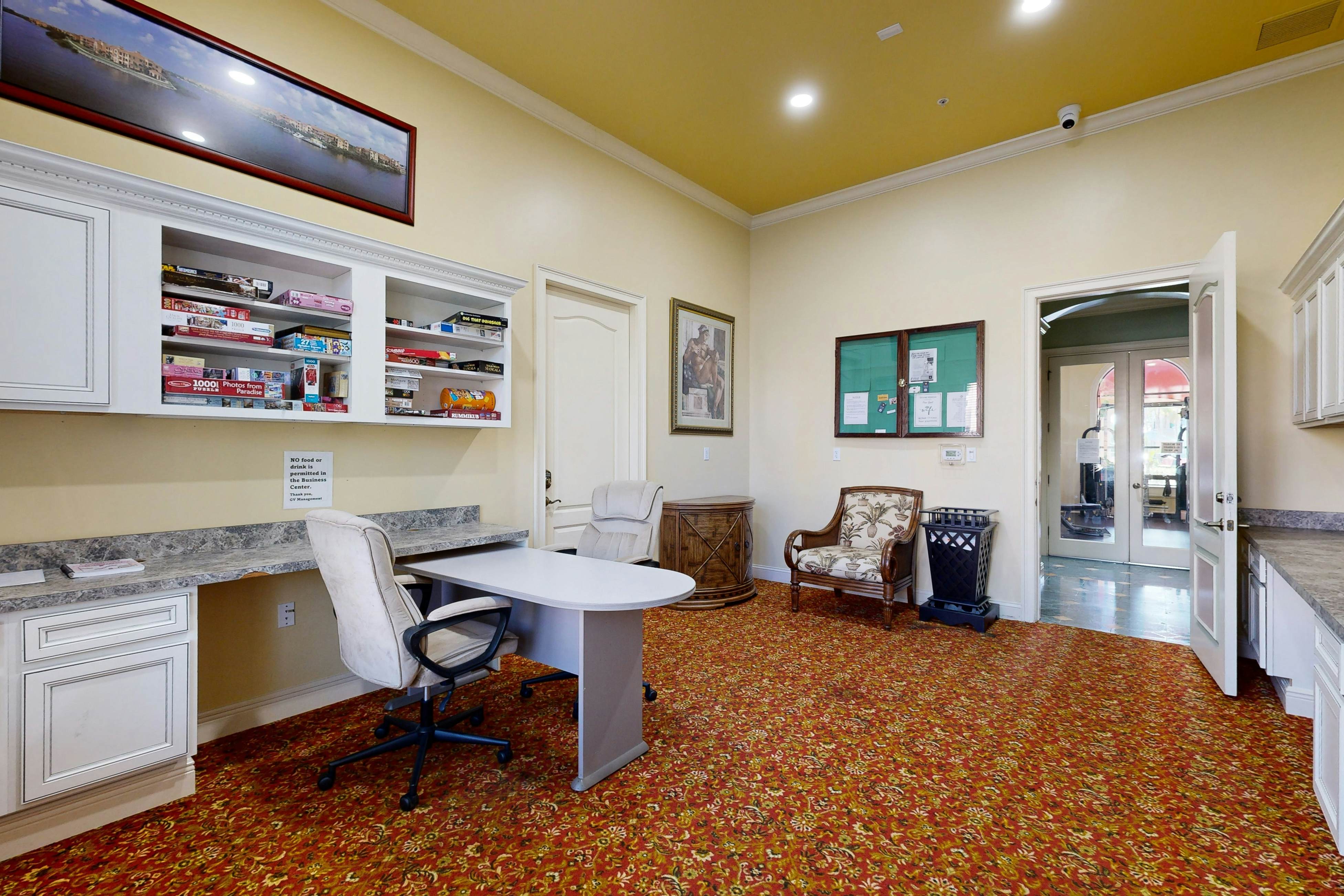 Snowbird-friendly condo with pool, hot tub, sauna, fitness room & on-site tennis