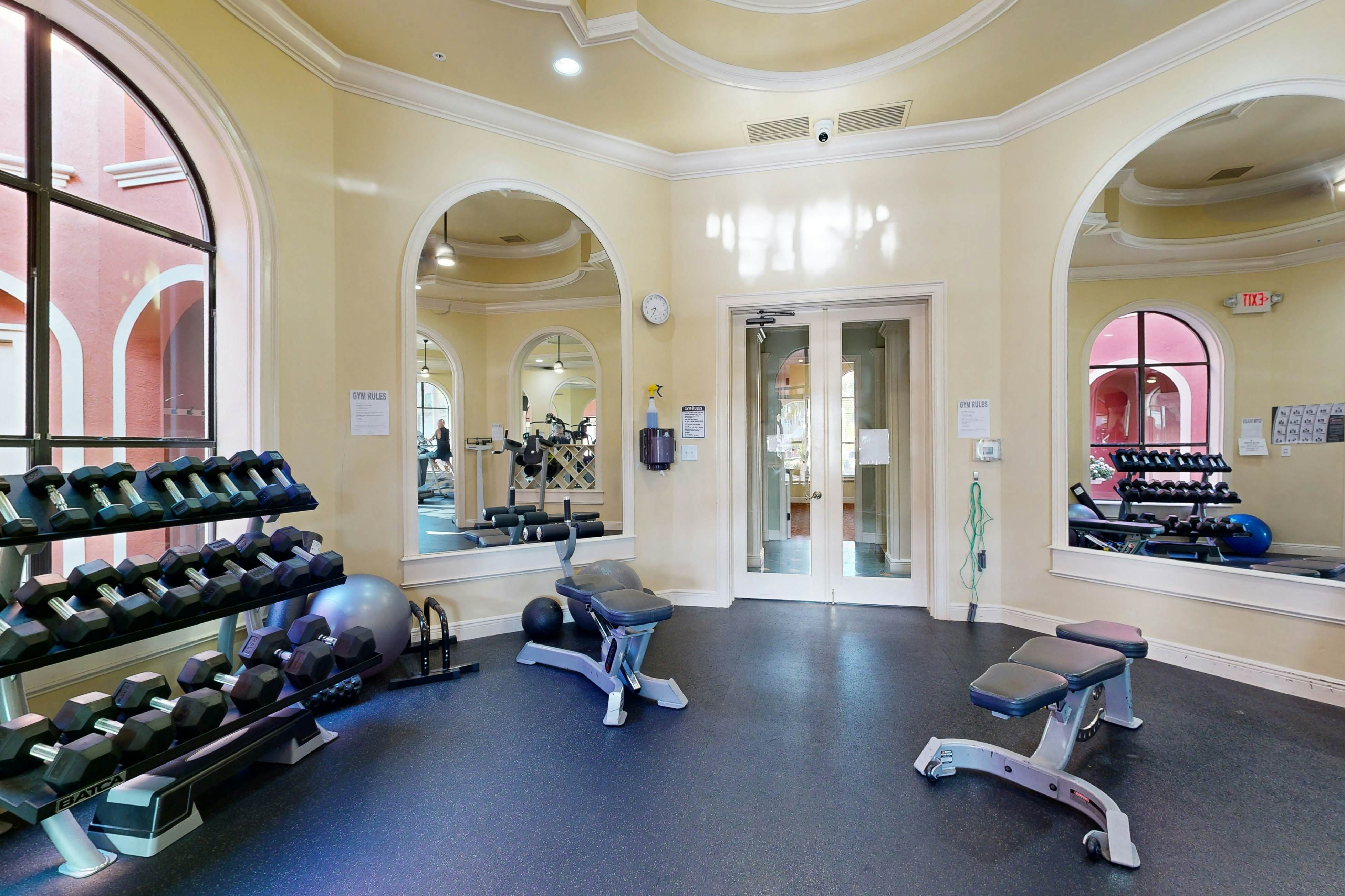 Snowbird-friendly condo with pool, hot tub, sauna, fitness room & on-site tennis