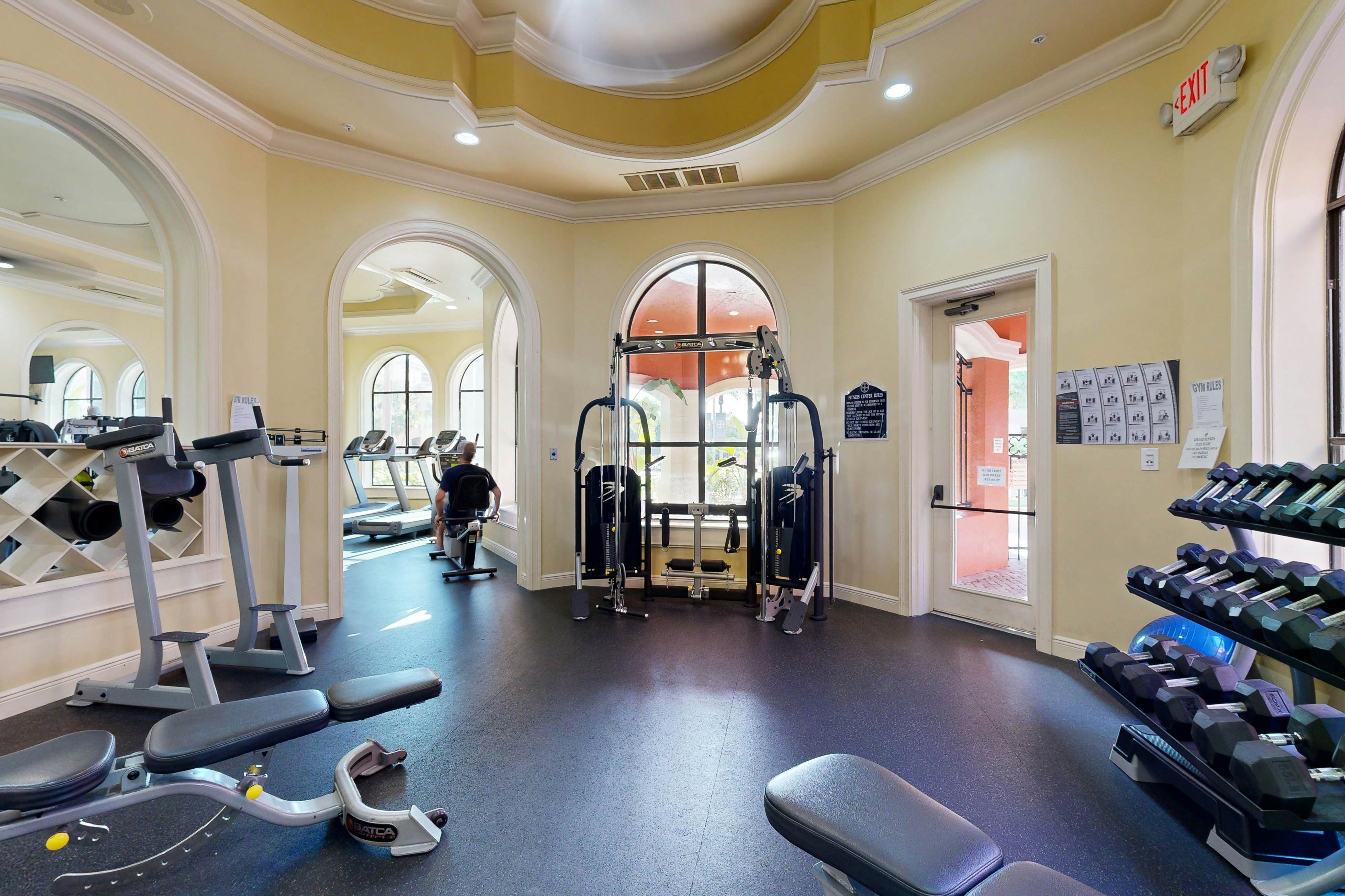 Snowbird-friendly condo with pool, hot tub, sauna, fitness room & on-site tennis