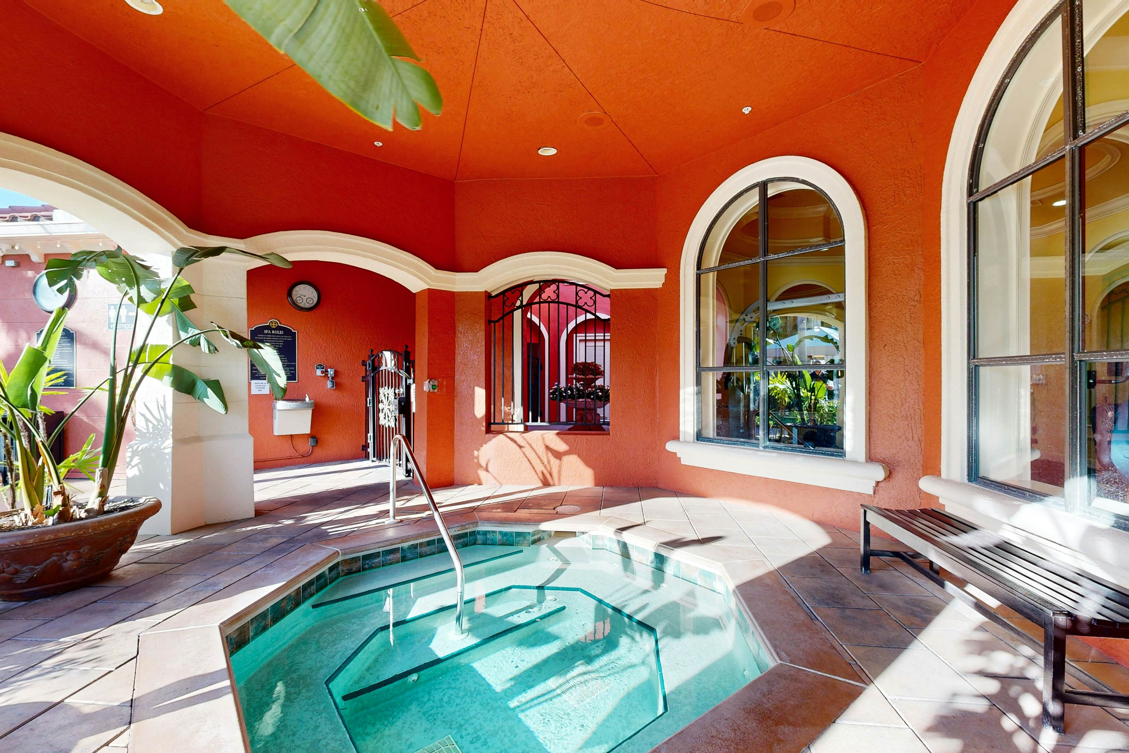 Snowbird-friendly condo with pool, hot tub, sauna, fitness room & on-site tennis