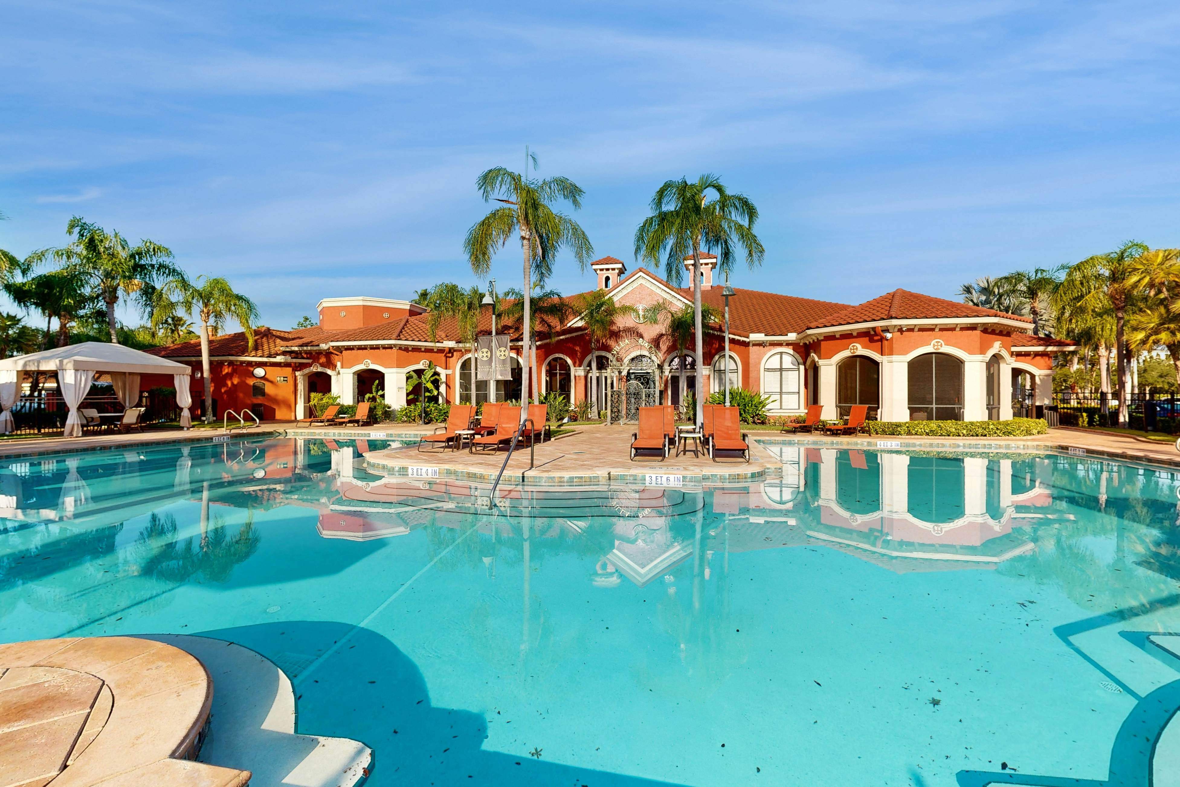 Snowbird-friendly condo with pool, hot tub, sauna, fitness room & on-site tennis