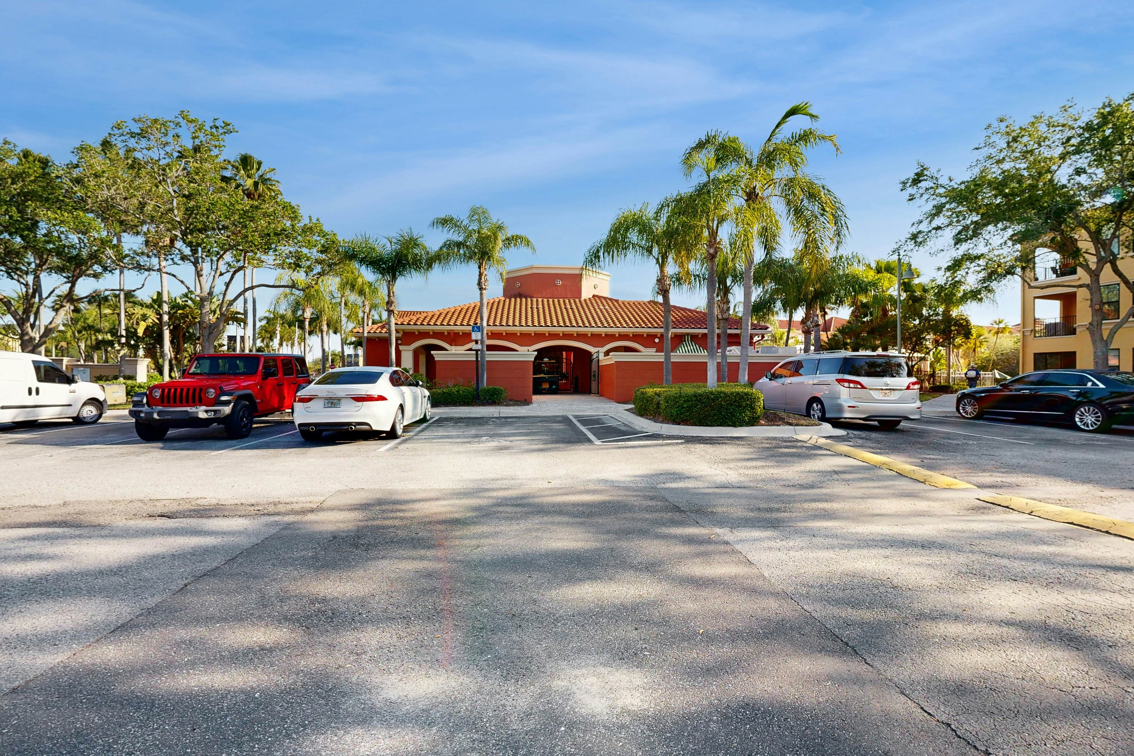 Snowbird-friendly condo with pool, hot tub, sauna, fitness room & on-site tennis