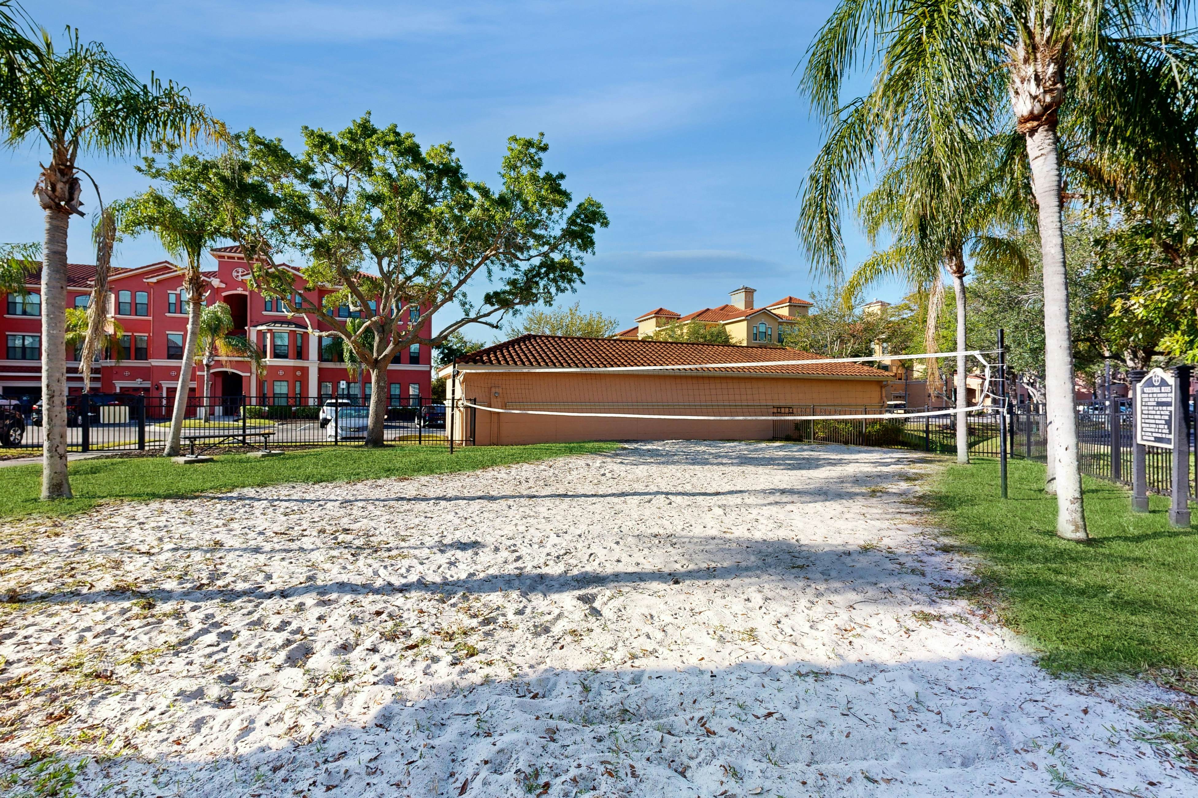 Snowbird-friendly condo with pool, hot tub, sauna, fitness room & on-site tennis