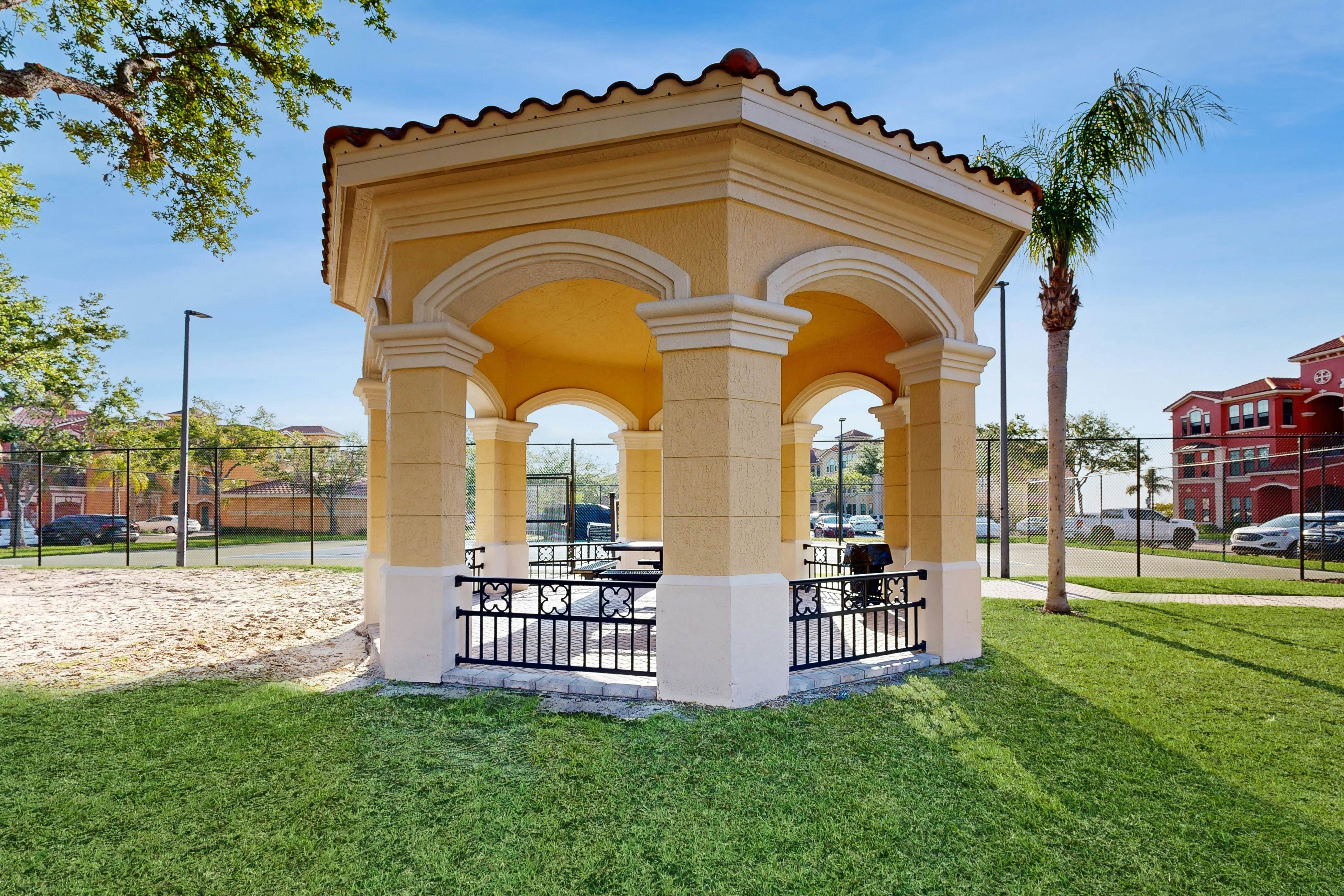 Snowbird-friendly condo with pool, hot tub, sauna, fitness room & on-site tennis