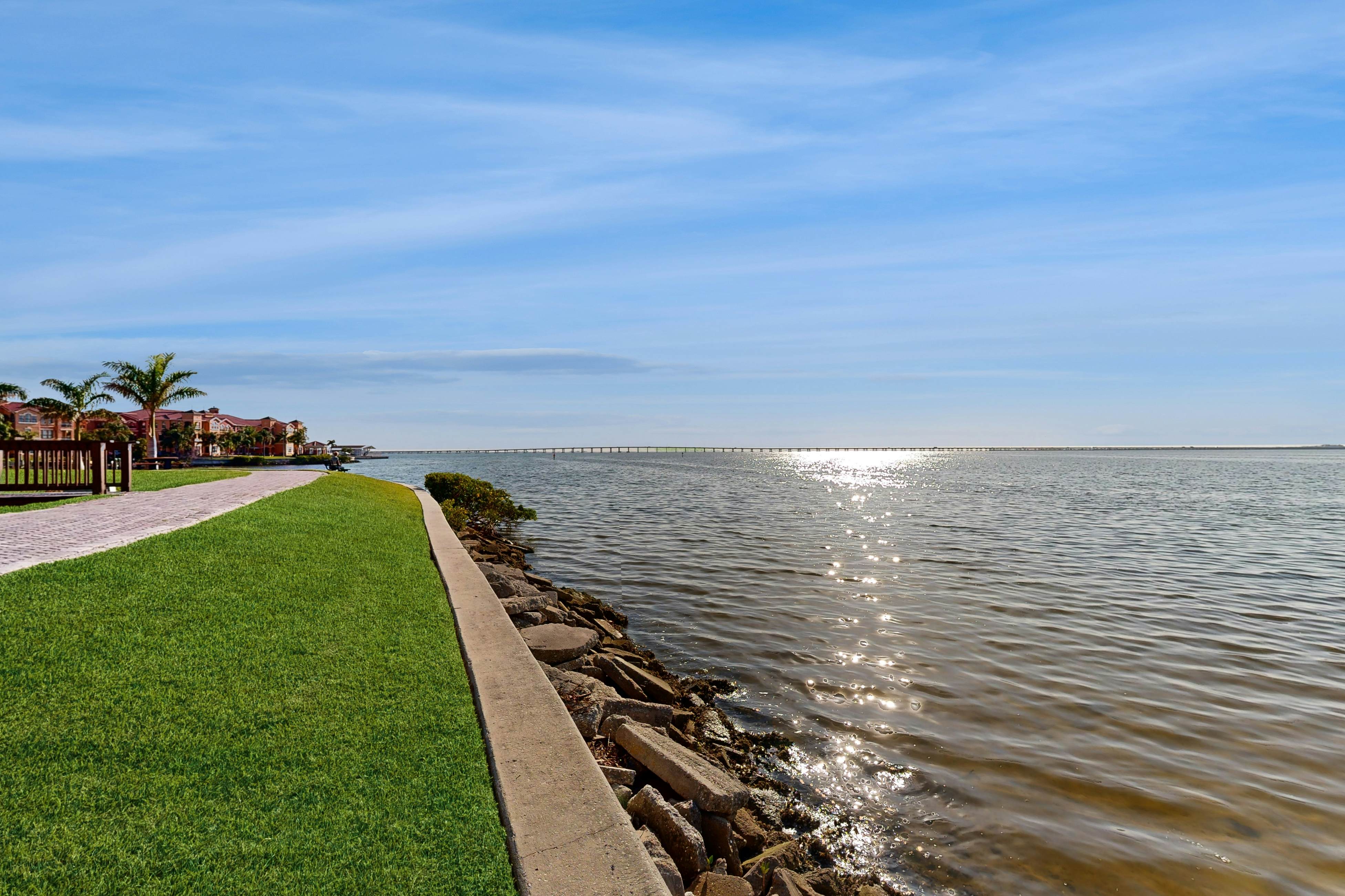 Snowbird-friendly condo with pool, hot tub, sauna, fitness room & on-site tennis