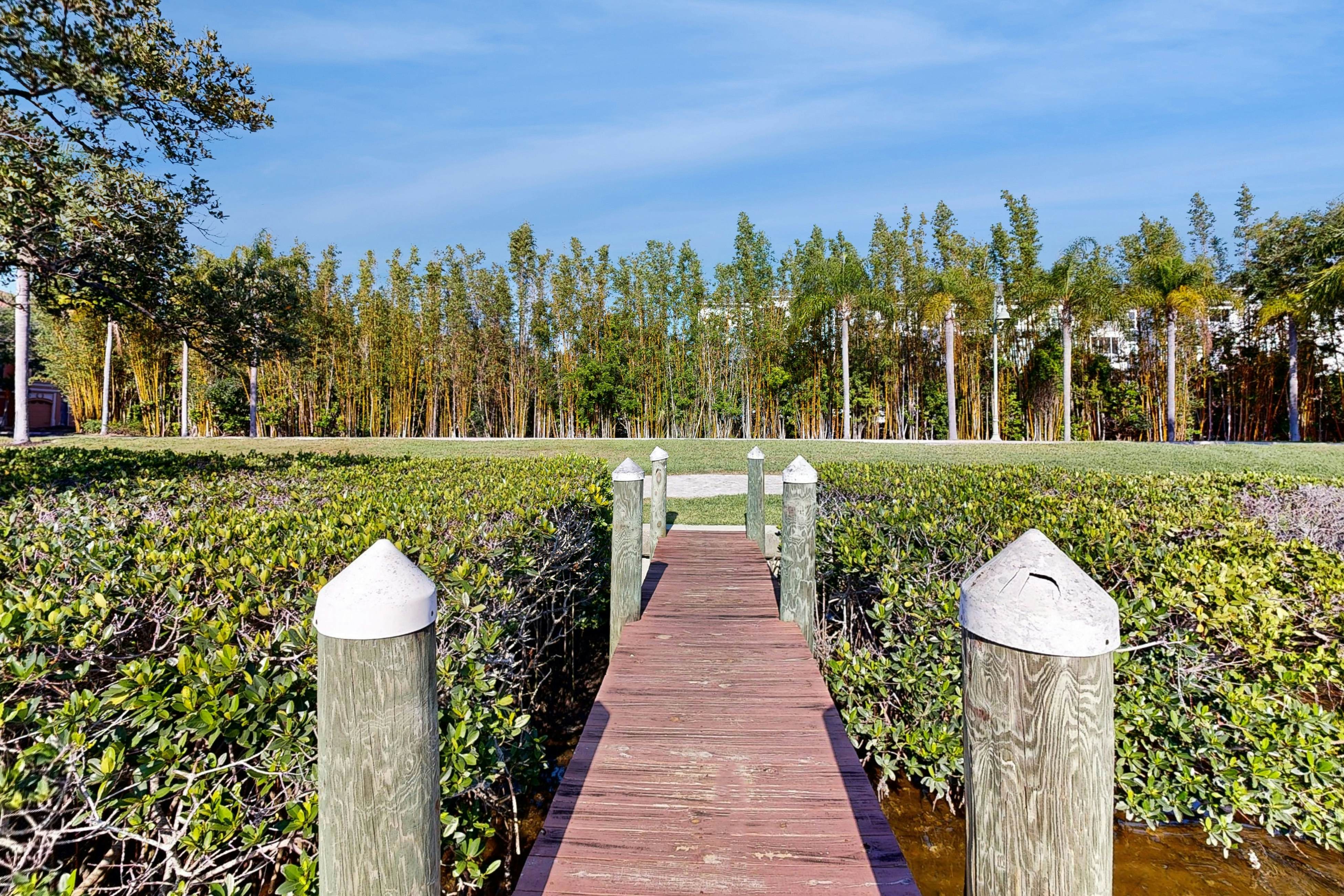 Snowbird-friendly condo with pool, hot tub, sauna, fitness room & on-site tennis