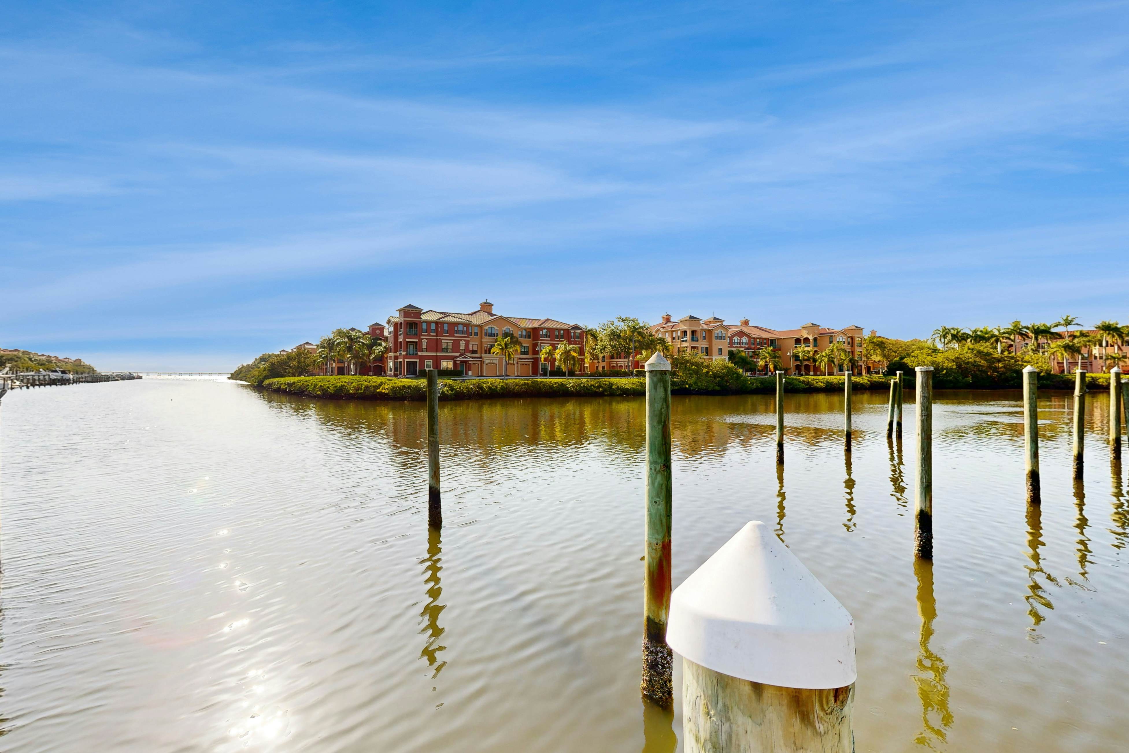 Snowbird-friendly condo with pool, hot tub, sauna, fitness room & on-site tennis