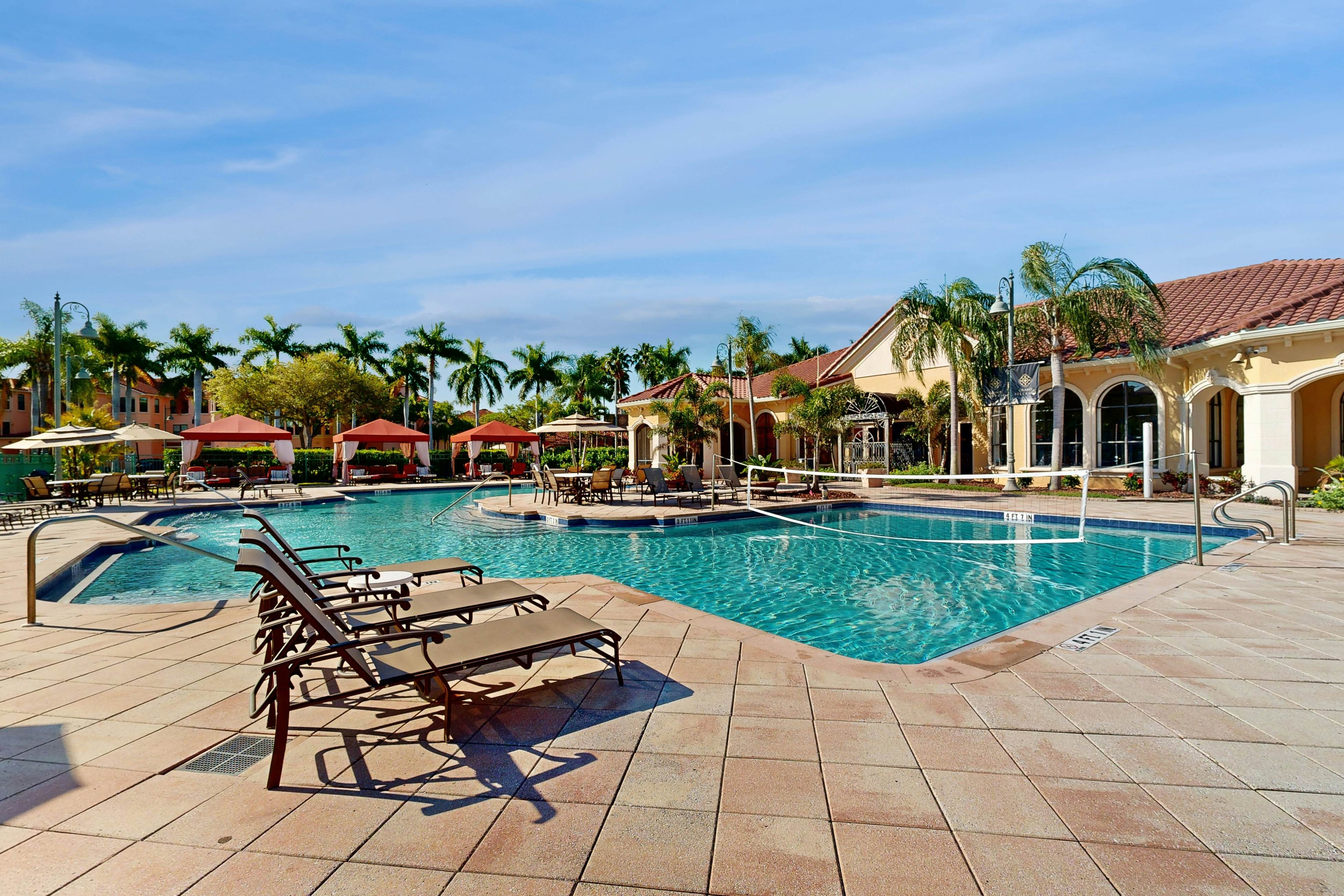 Snowbird-friendly condo with pool, hot tub, sauna, fitness room & on-site tennis