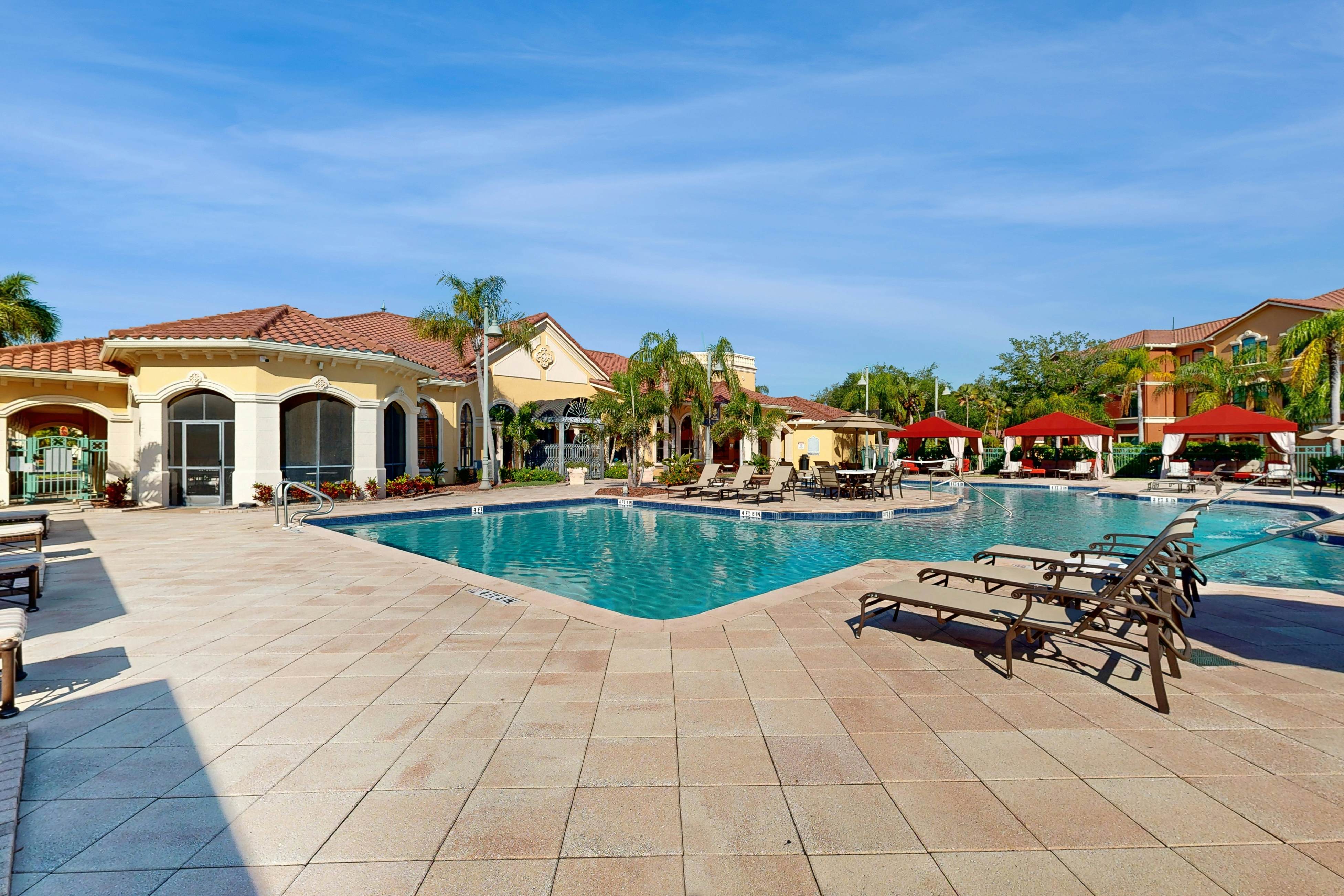 Snowbird-friendly condo with pool, hot tub, sauna, fitness room & on-site tennis