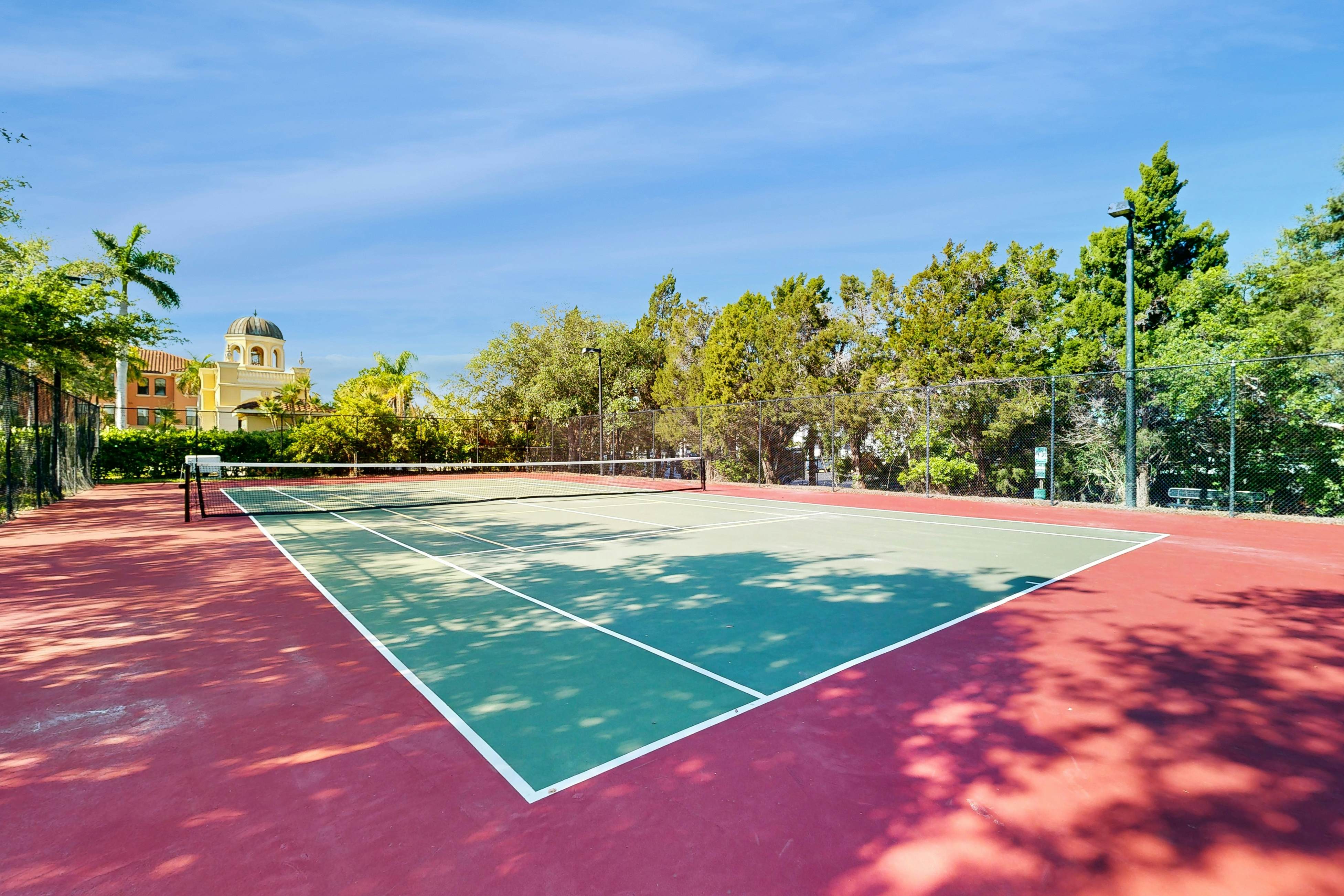 Snowbird-friendly condo with pool, hot tub, sauna, fitness room & on-site tennis