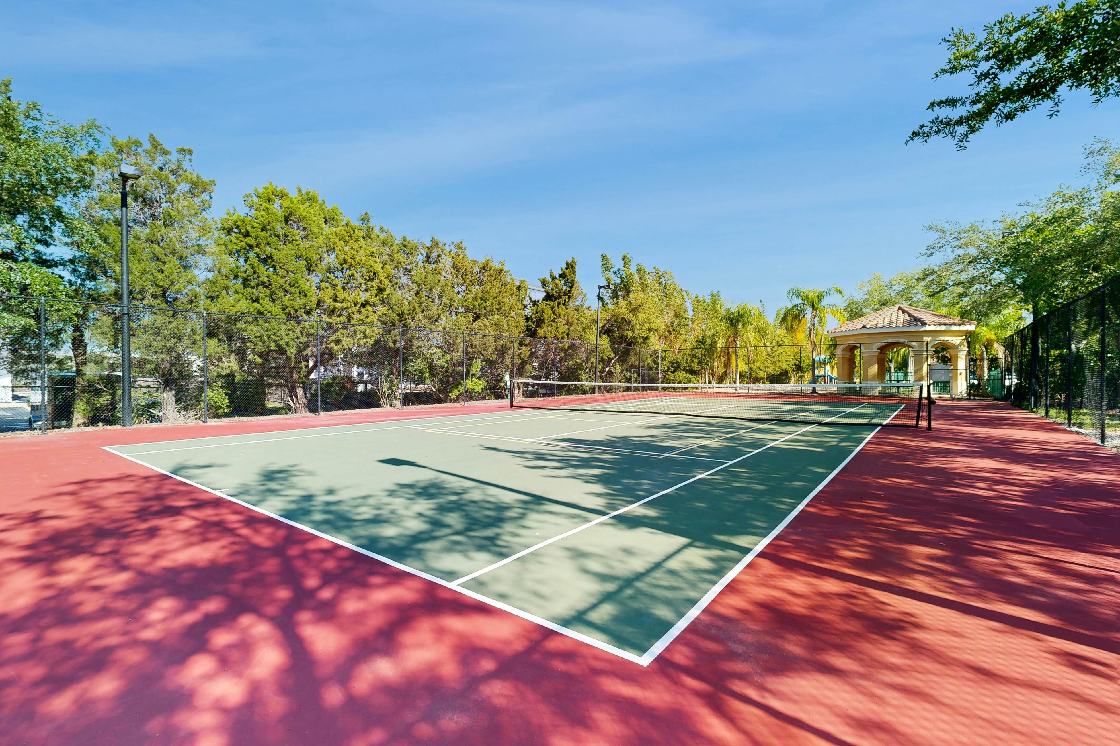 Snowbird-friendly condo with pool, hot tub, sauna, fitness room & on-site tennis