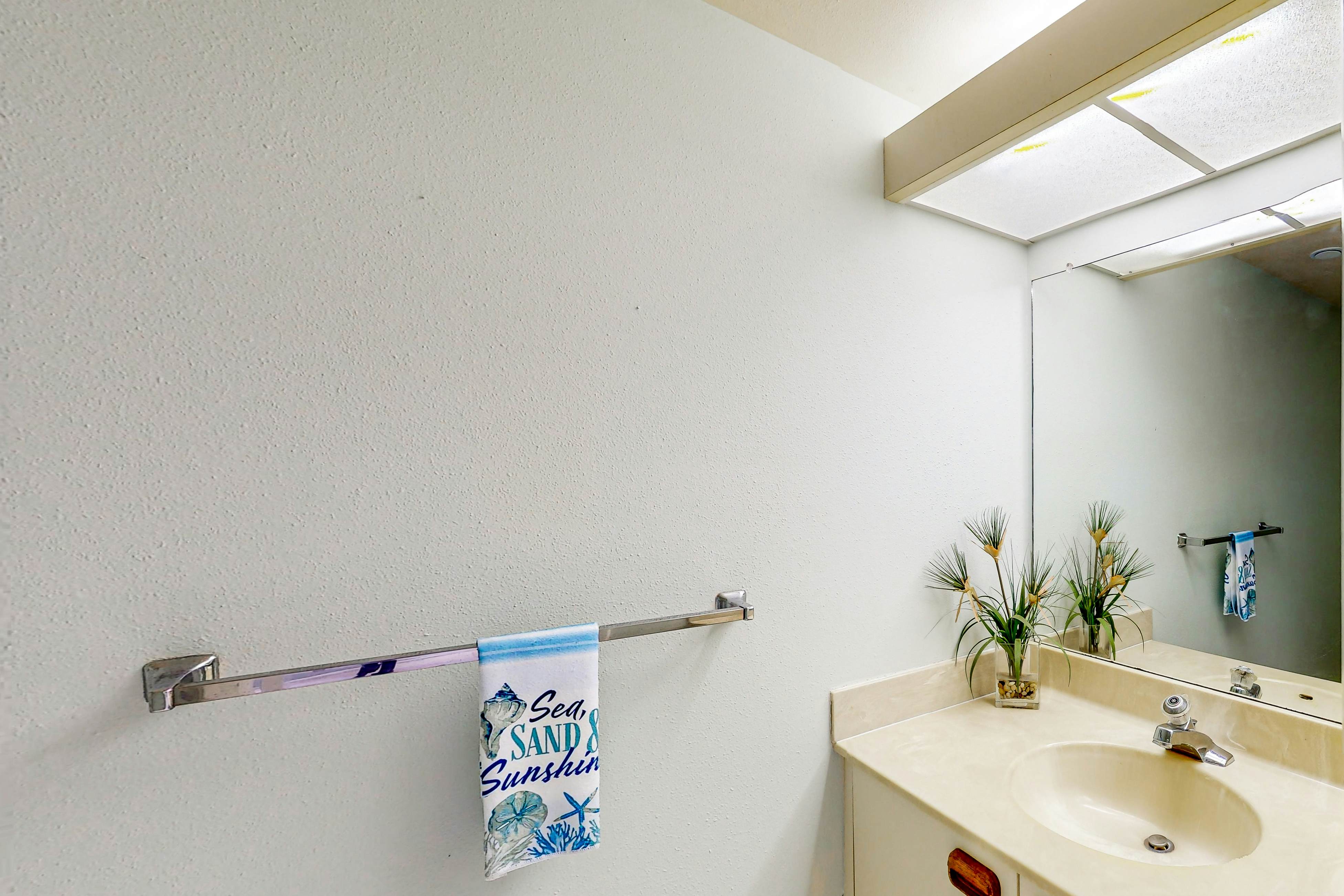 Peaceful Sand Key condo near beaches with hot tub, pool & stunning views