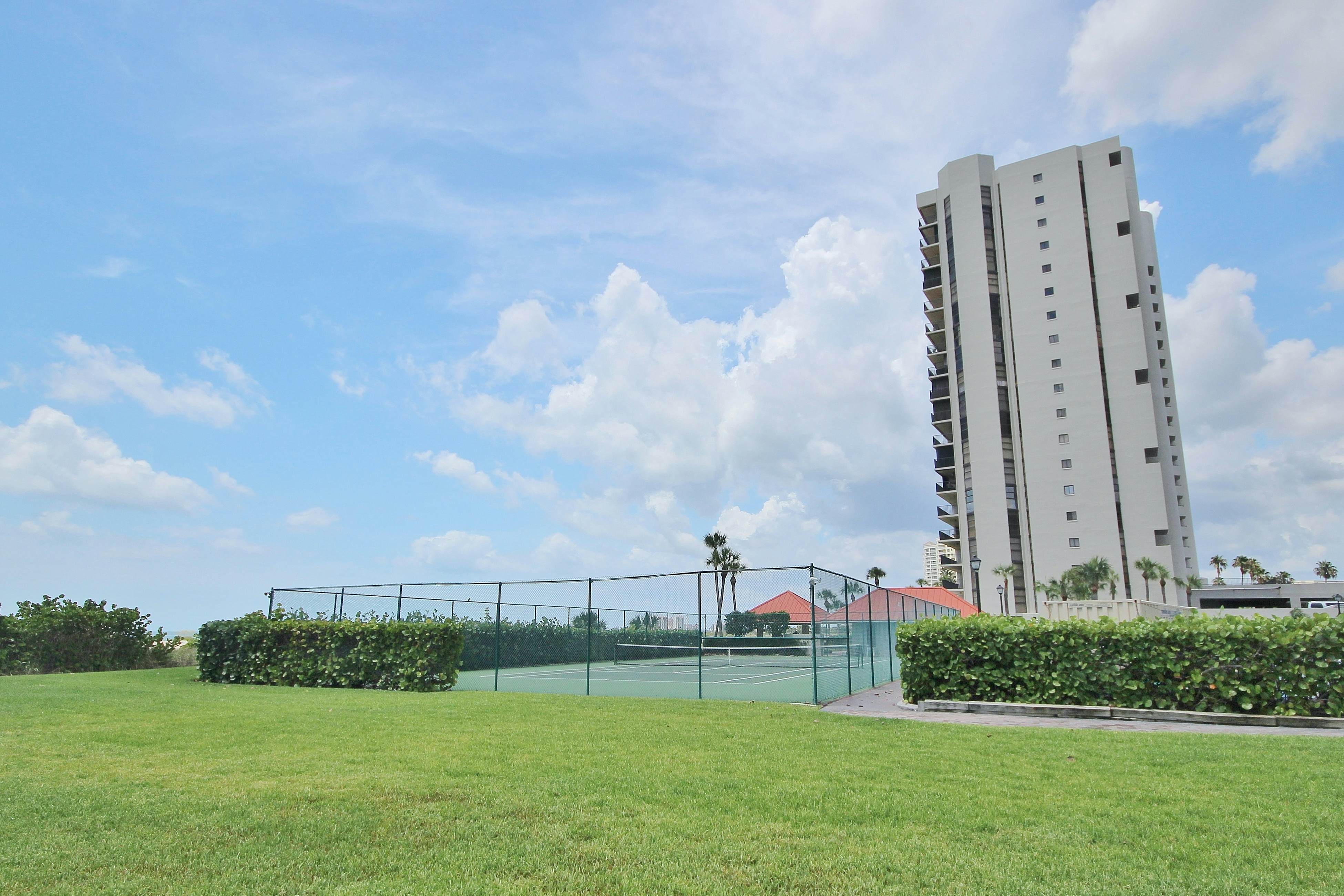 Peaceful Sand Key condo near beaches with hot tub, pool & stunning views