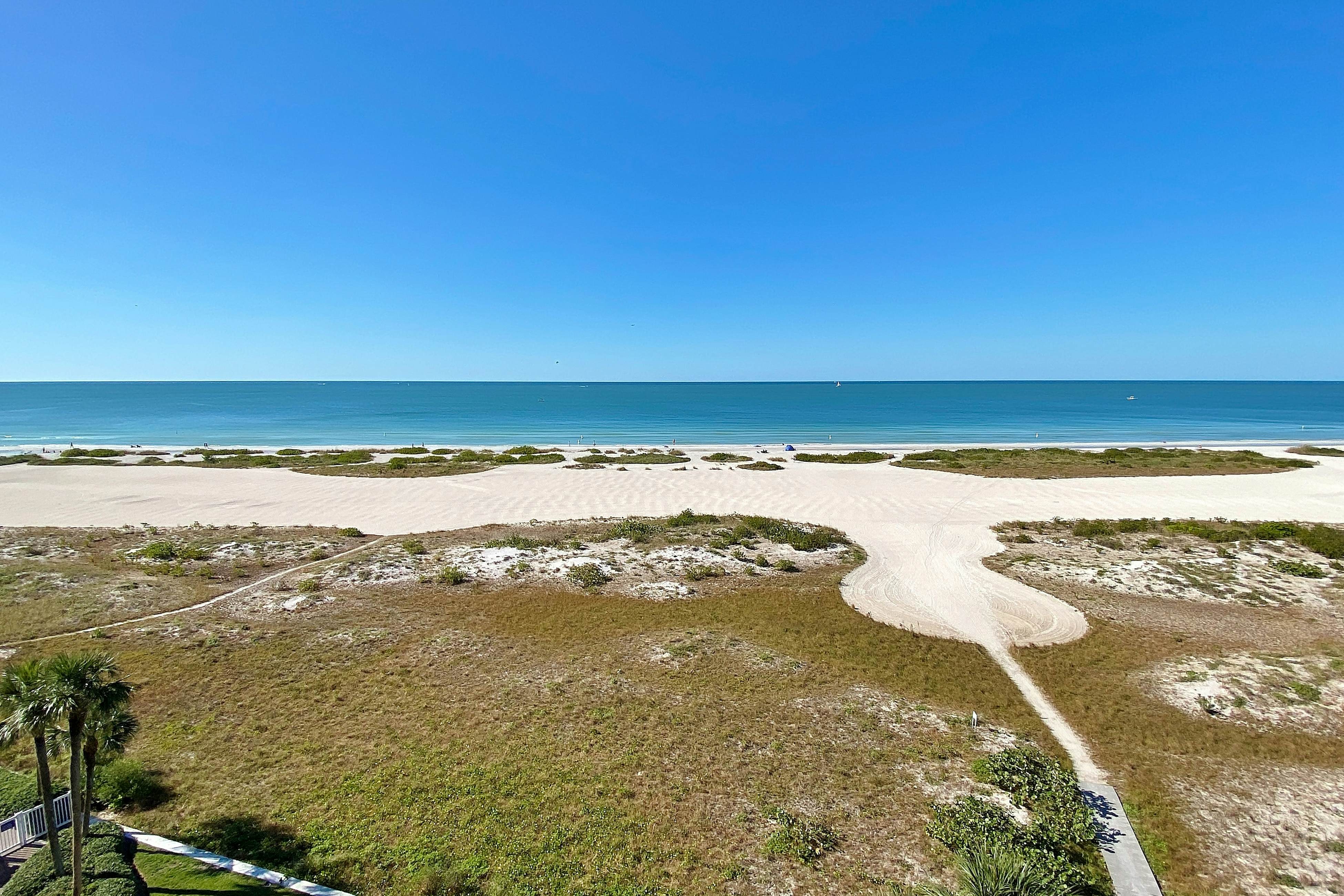 Peaceful Sand Key condo near beaches with hot tub, pool & stunning views
