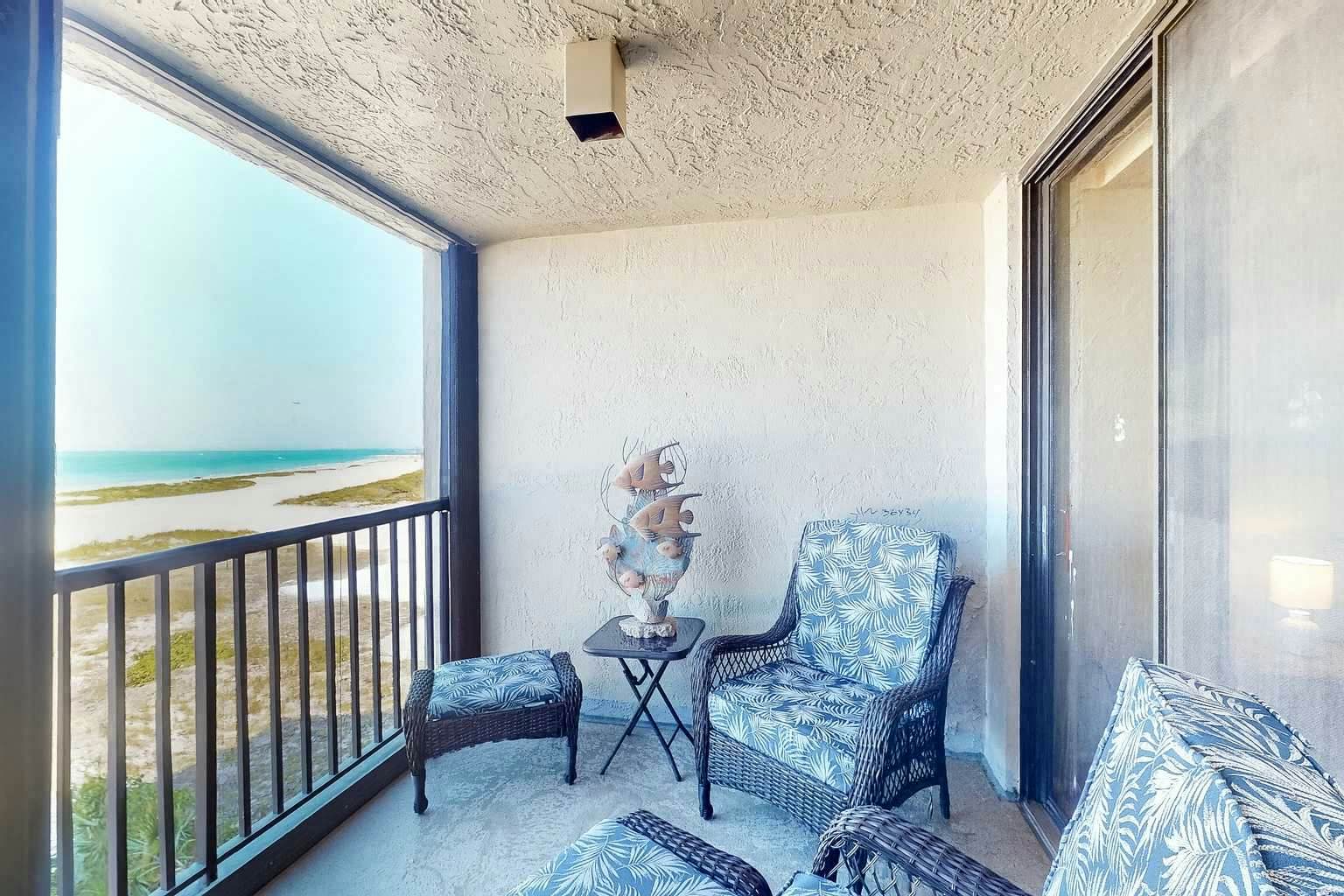 Peaceful Sand Key condo near beaches with hot tub, pool & stunning views