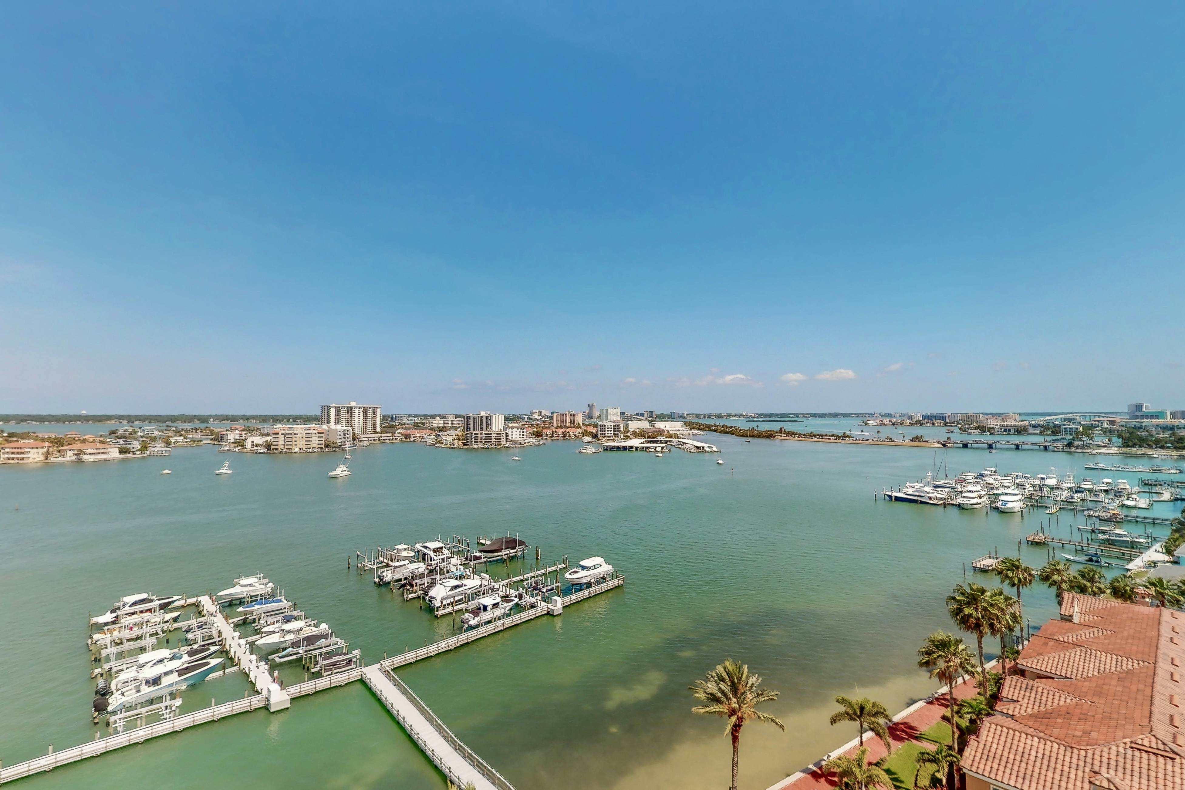 Luxury stunning waterfront condo, Central AC, pool, snowbird friendly