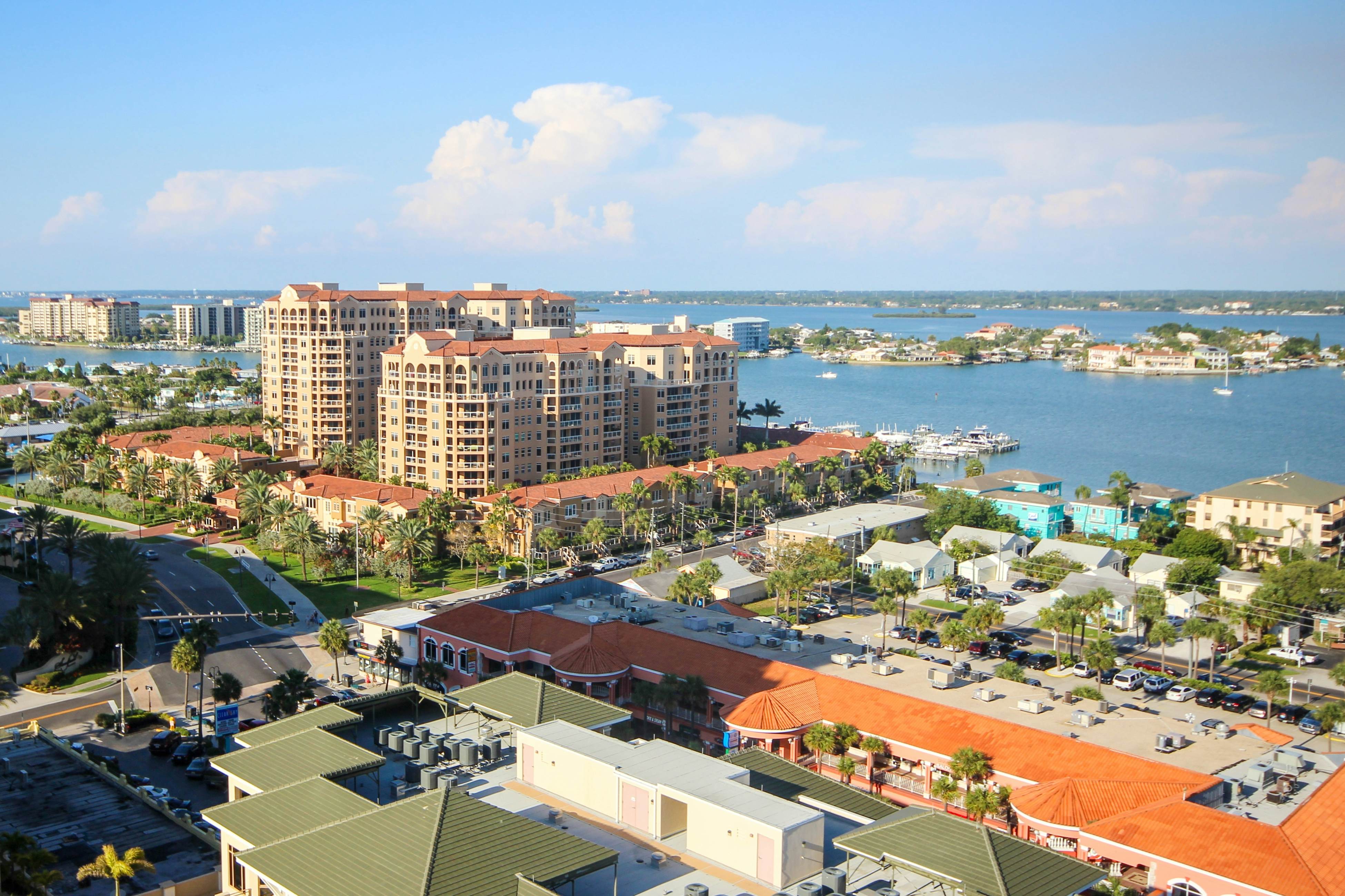 Luxury stunning waterfront condo, Central AC, pool, snowbird friendly