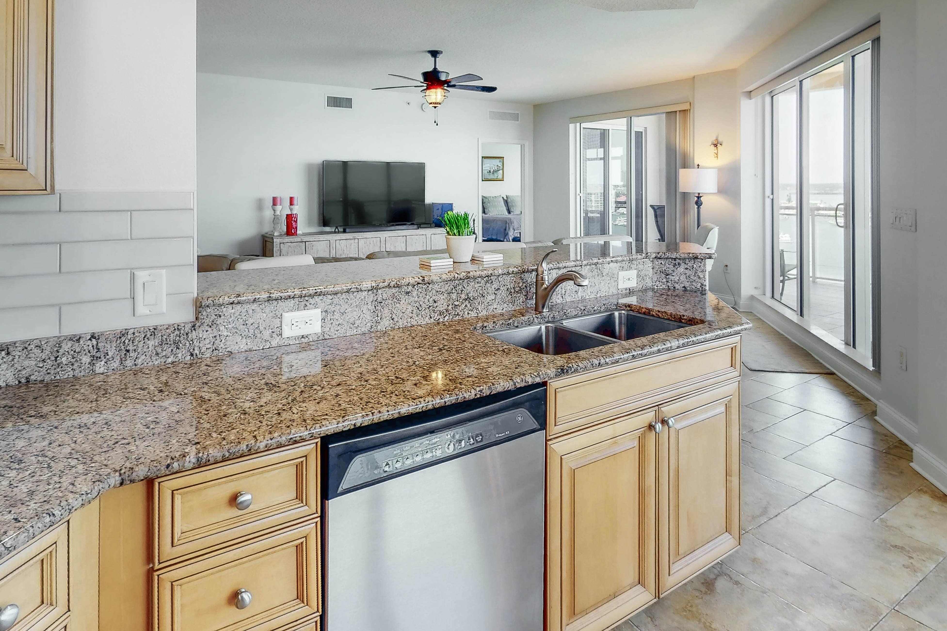 Luxury stunning waterfront condo, Central AC, pool, snowbird friendly