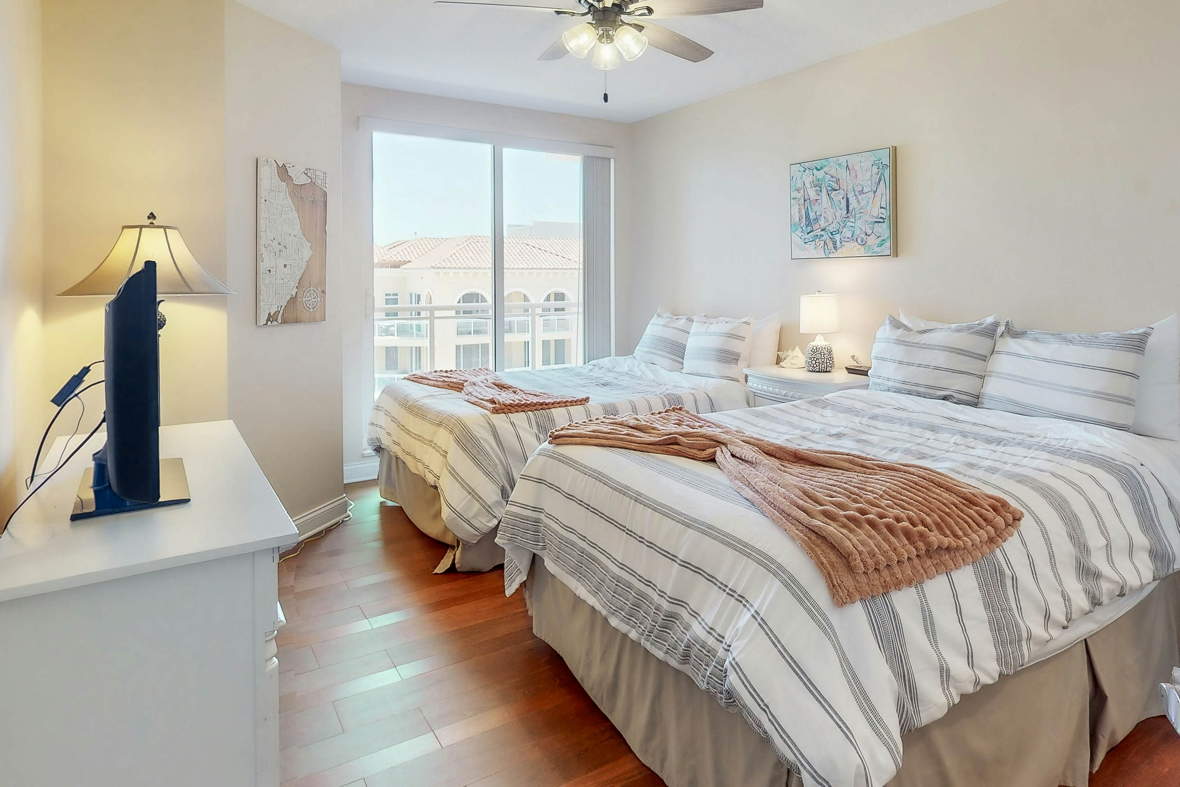 Luxury stunning waterfront condo, Central AC, pool, snowbird friendly