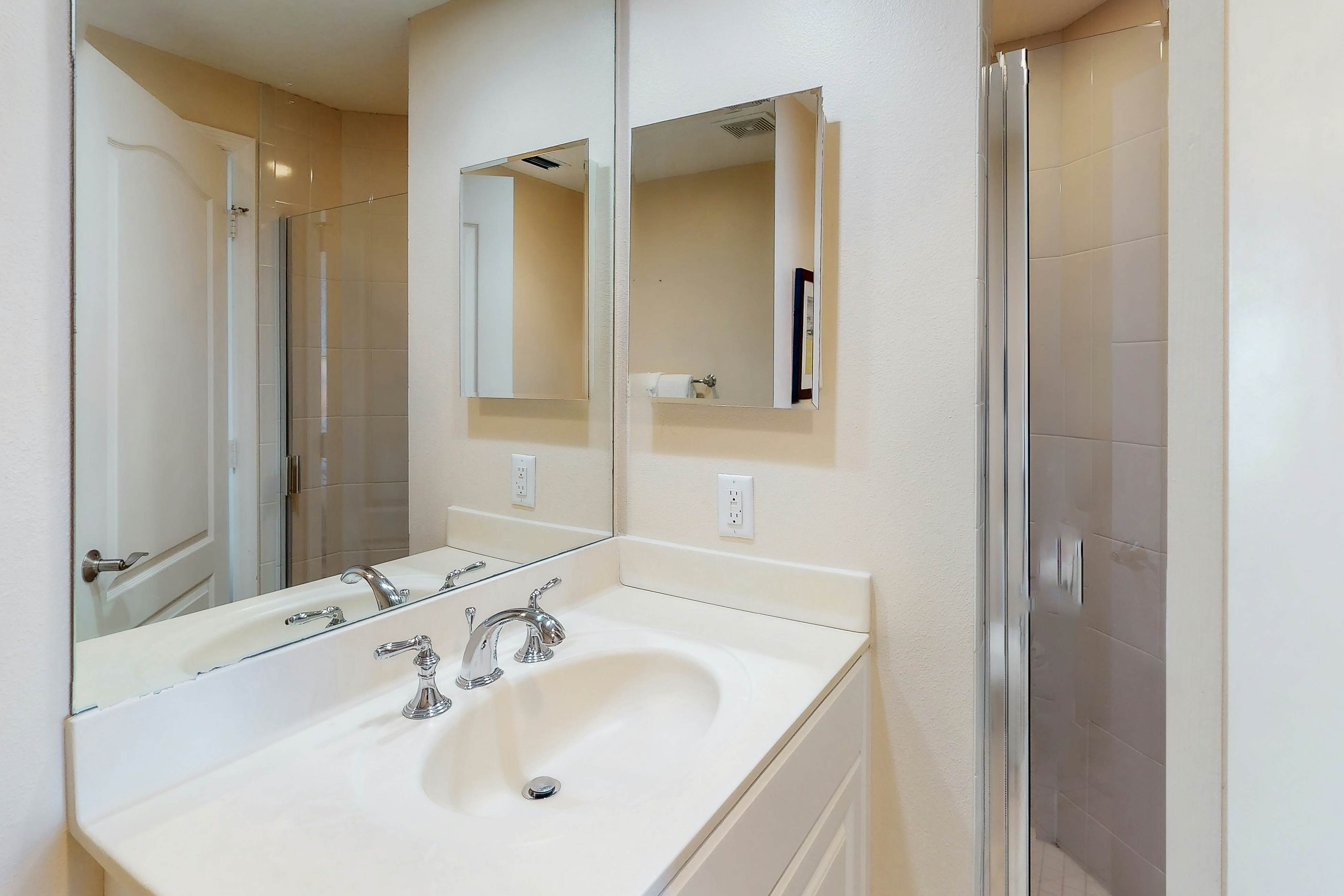 Luxury stunning waterfront condo, Central AC, pool, snowbird friendly