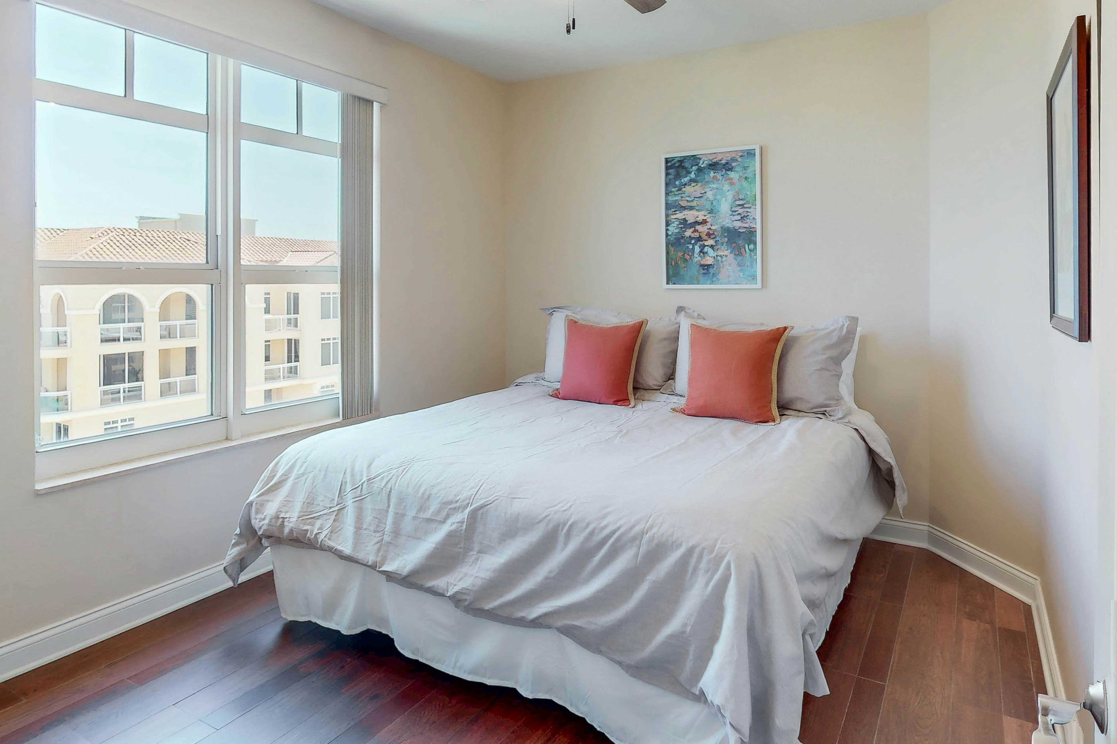 Luxury stunning waterfront condo, Central AC, pool, snowbird friendly