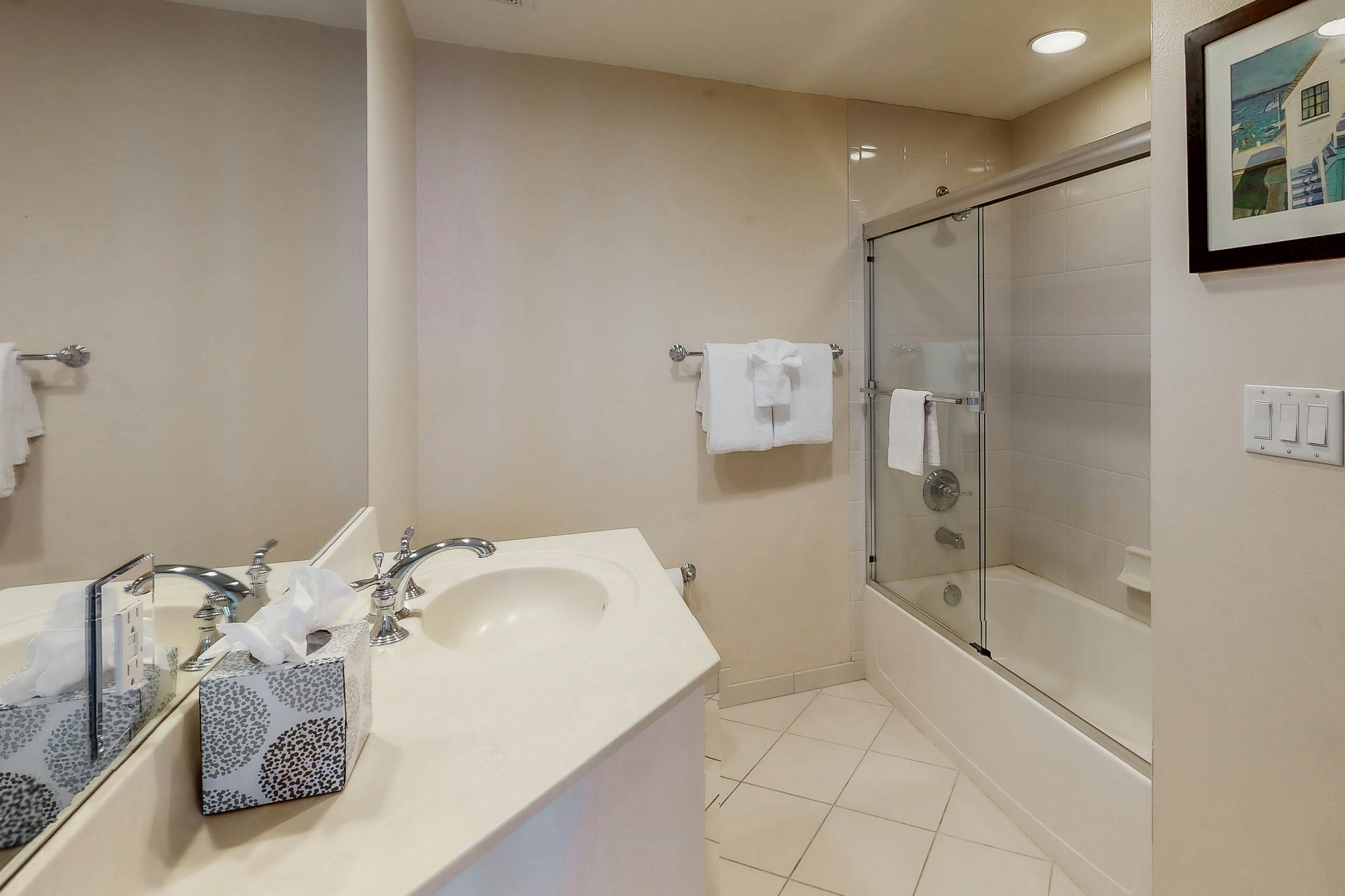 Luxury stunning waterfront condo, Central AC, pool, snowbird friendly